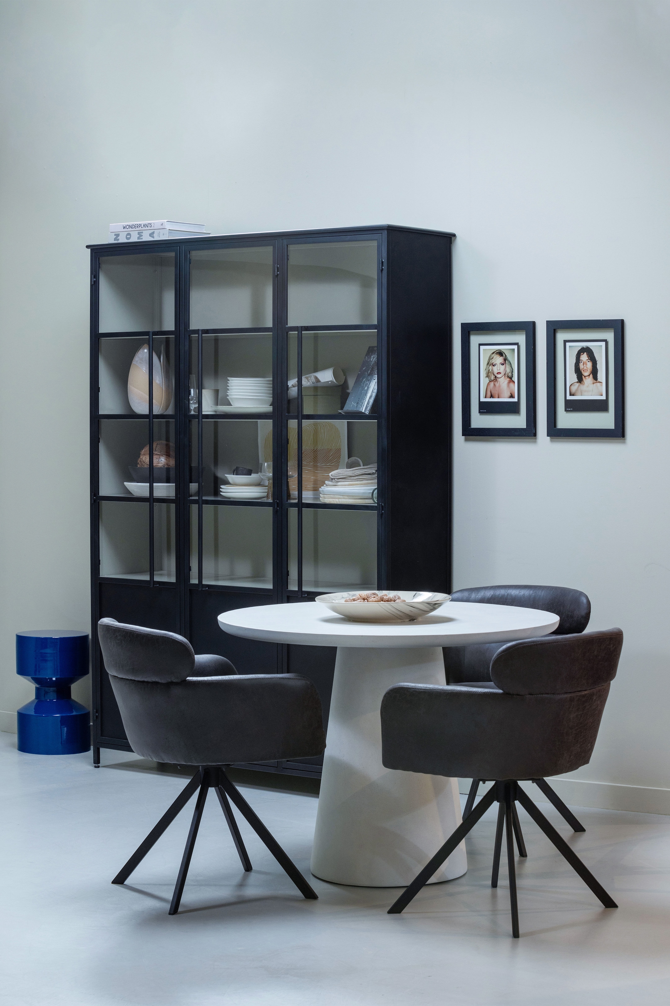 WOOOD Vitrine »EXHIBIT XL 3-TÜRIG SCHRANK METALL B/T/H: 140/44/200 cm« Ausstellungsvitrine  aus mattem Metall bietet 5 stabile Böden