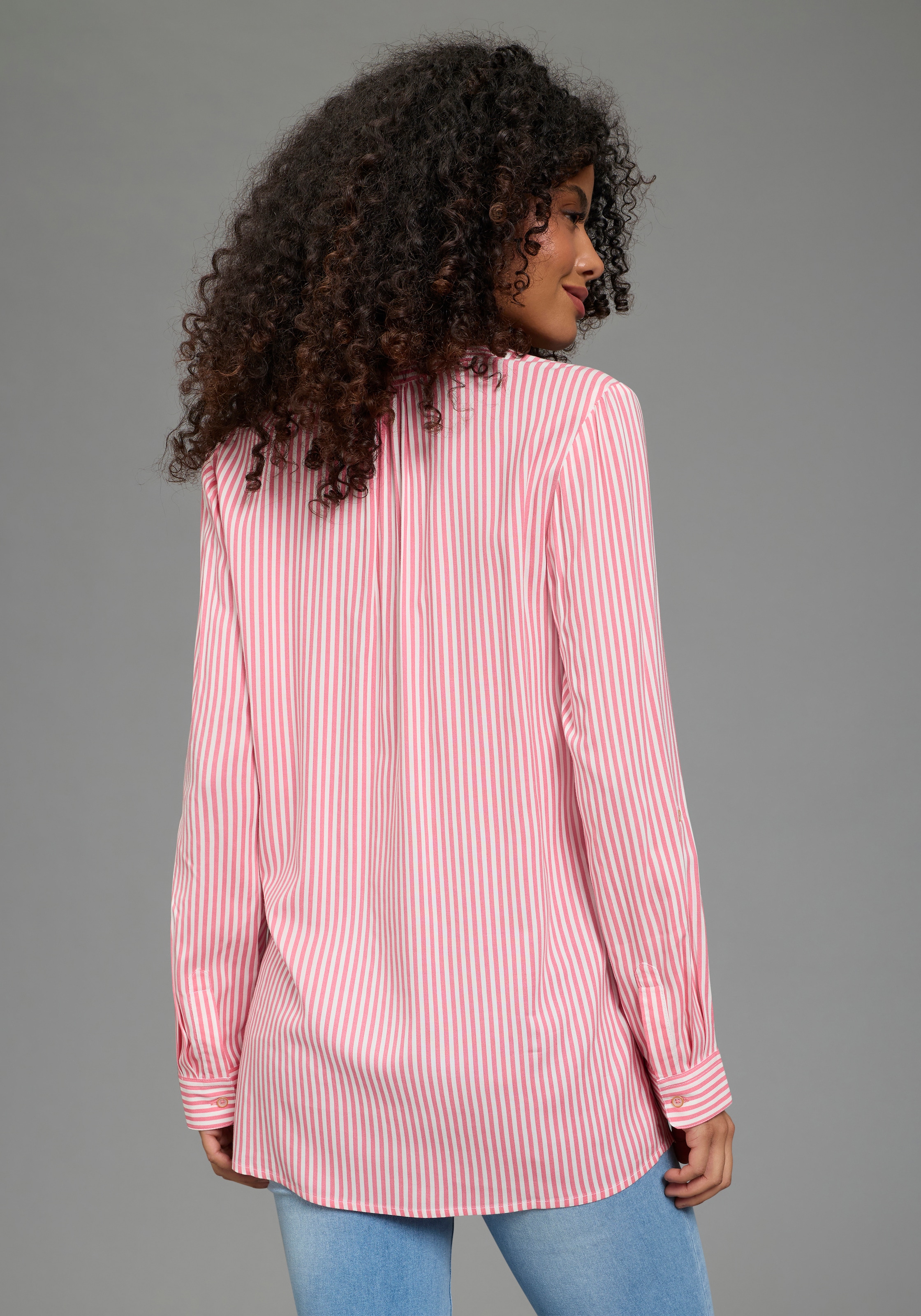 KangaROOS Schlupfbluse Langarmbluse, figurumspielende Passform, Rundhalsausschnitt