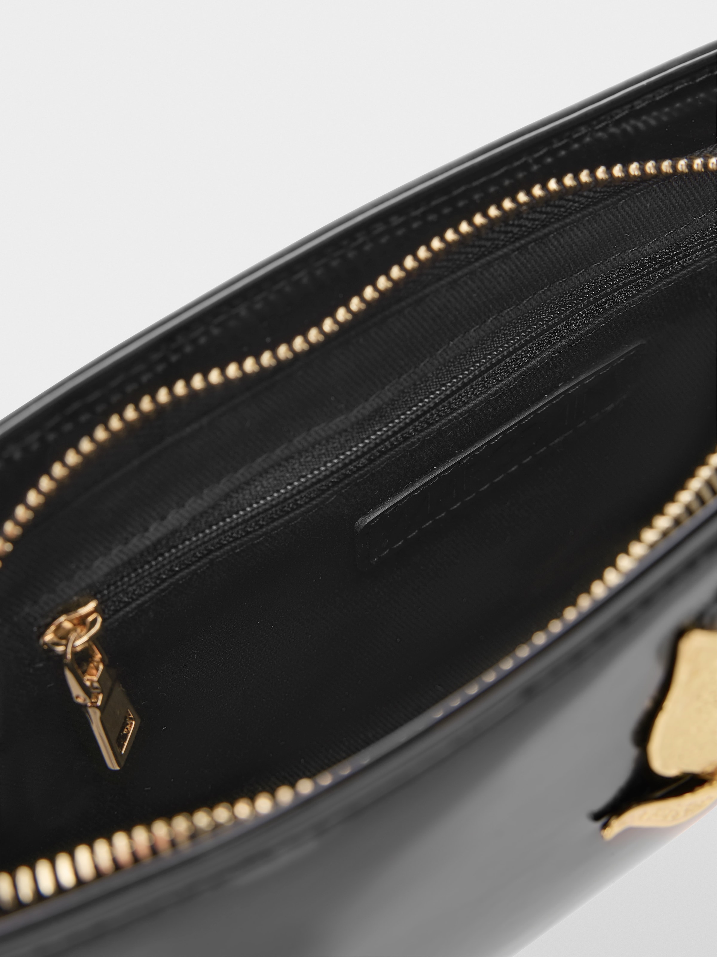 Marc Cain Schultertasche »Glam Dotted Delight«, Handtasche, Abendtasche mit modischer Metall-Blume