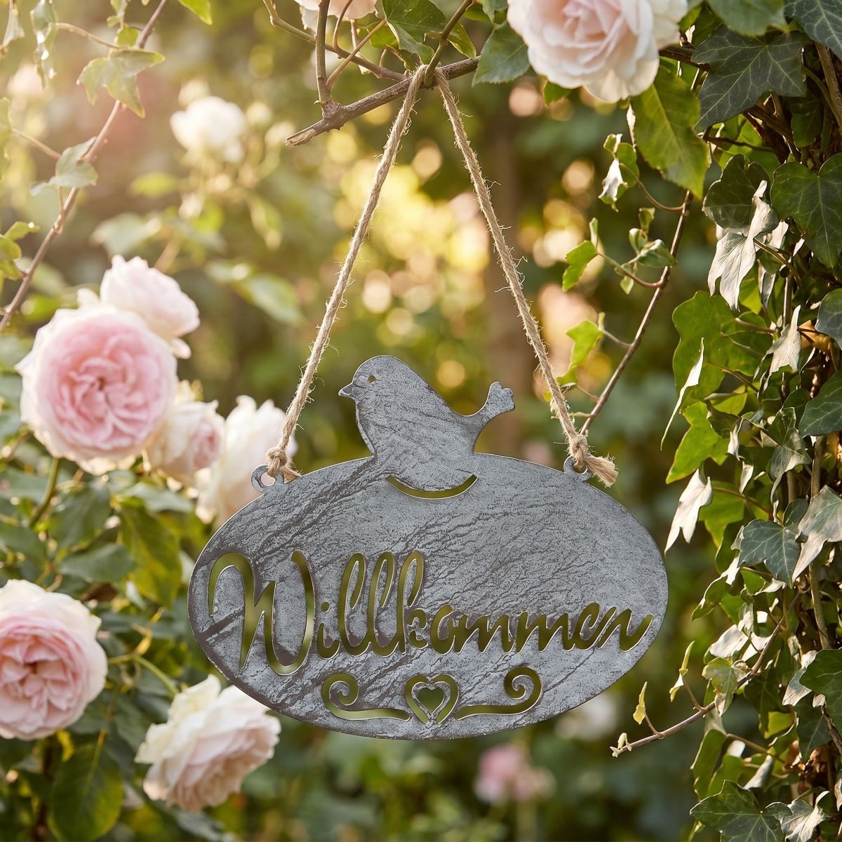 Ambiente Haus Gartenstecker »Willkommen Schild mit Vogel (B) 20cm« zum Aufhängen mit Schnur für Innen- u. Außenbereich