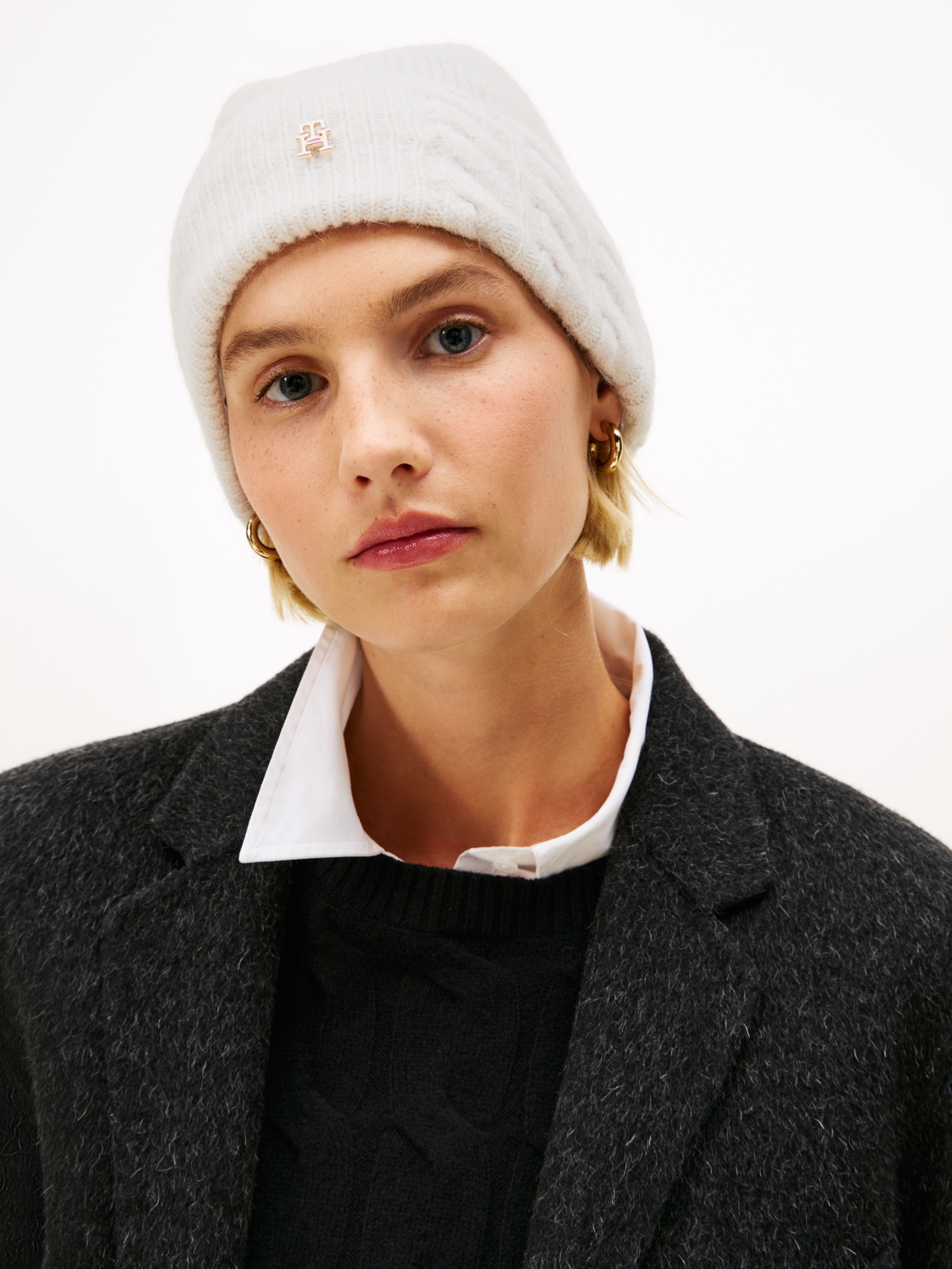 Tommy Hilfiger Beanie »TH ELEVATED CHIC FLUFFY«, flauschig, mit Wolle, ca. 25x21 cm