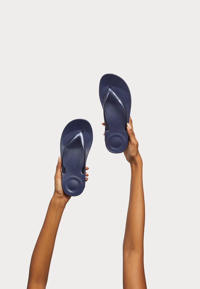 Fitflop Zehentrenner »IQUSHION«, Keilabsatz, Sommerschuh, Schlappen in schmaler Form