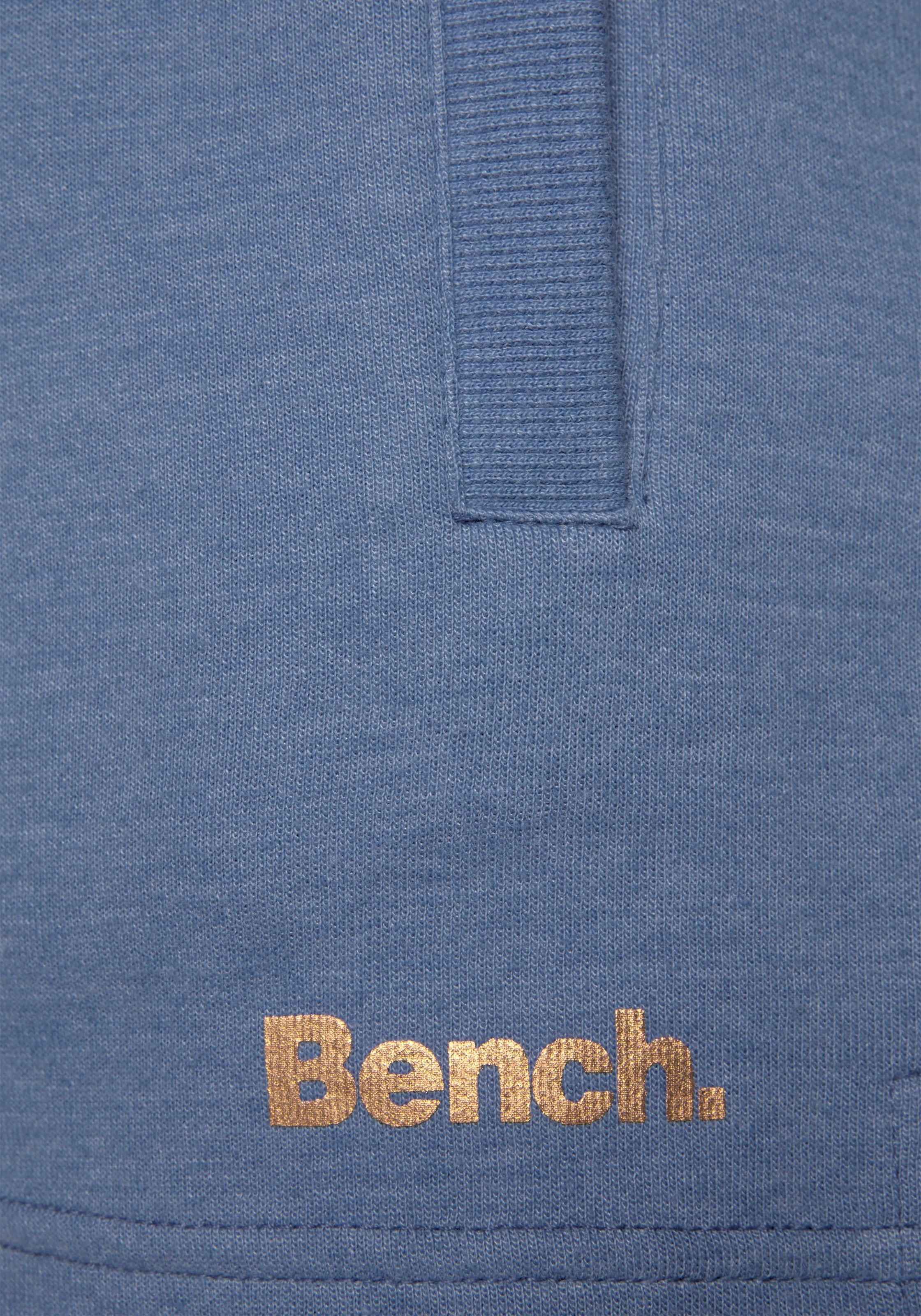 Bench. Loungewear Relaxshorts »-Kurze Sweathose«, mit kurzen Seitenschlitzen und seitliche Taschen, Loungeanzug