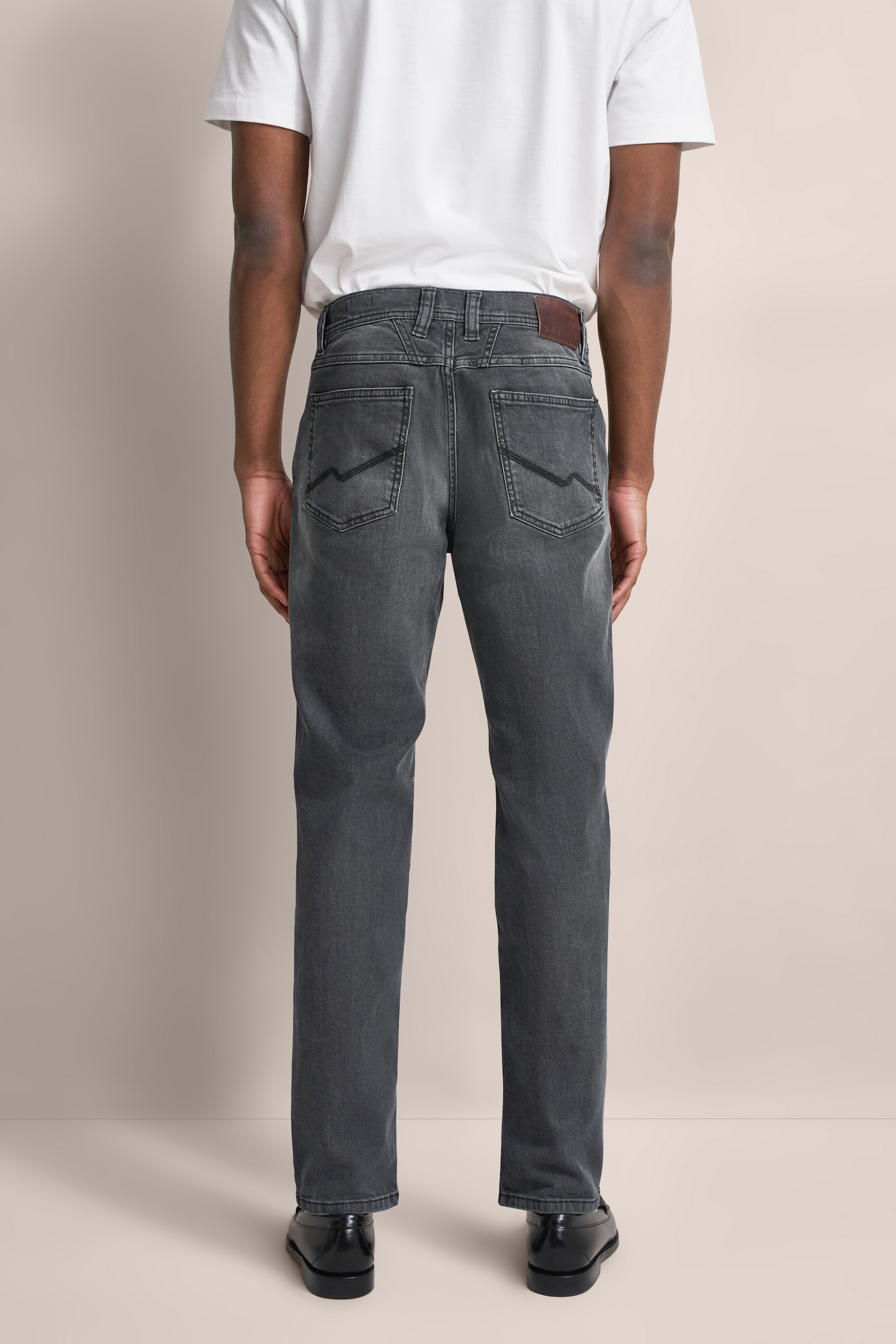 bugatti 5-Pocket-Jeans, mit einem leichten Used-Look