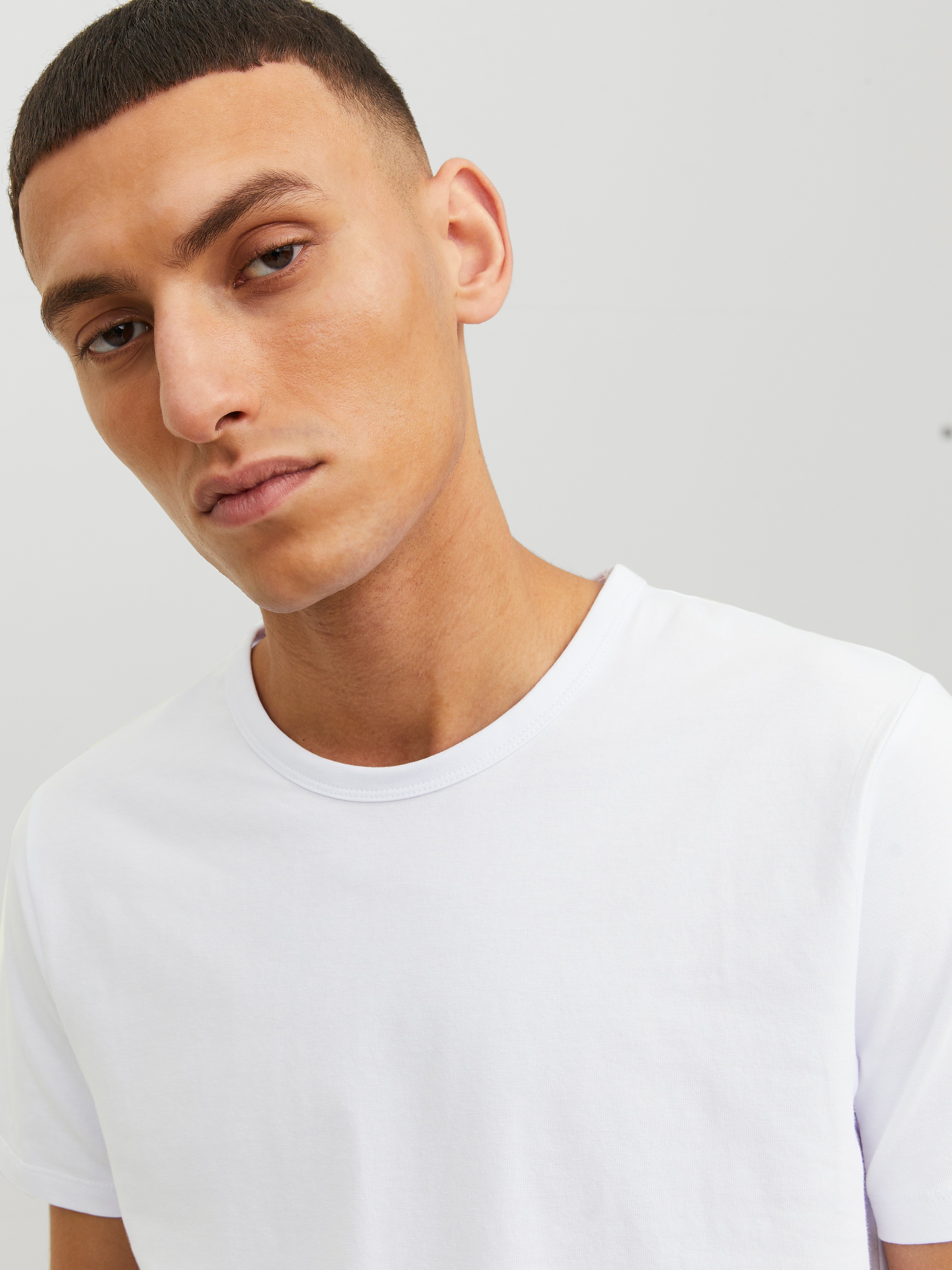 Jack & Jones T-Shirt »JJEBASIC mit schmaler Passform für jeden Tag« unifarben, modisch, schmal, Baumwollmischung, Rundhals