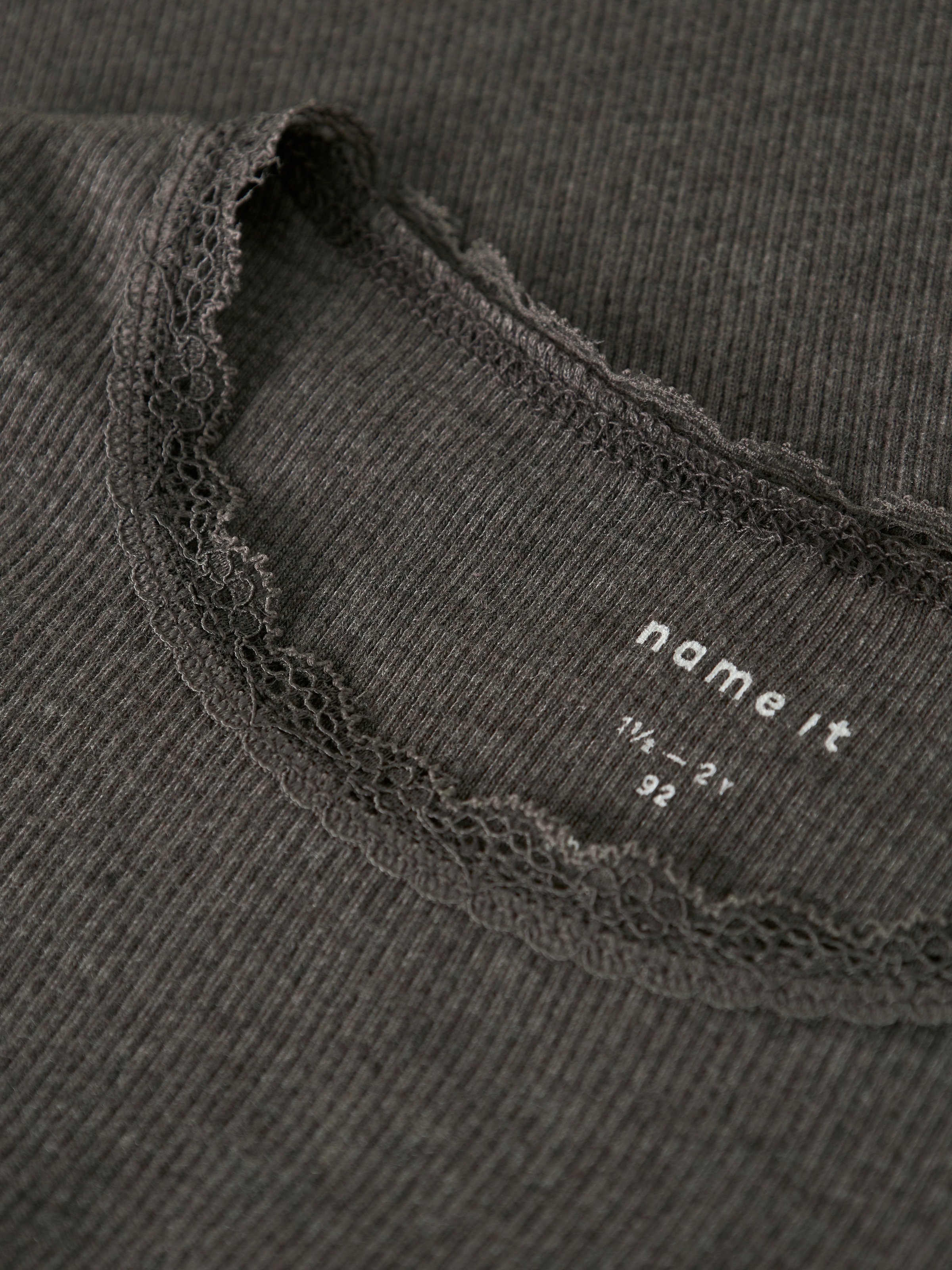 Name It Langarmshirt »NMFKAB LS TOP NOOS«, in Feinripp und mit süßer Spitzenkante am Ausschnitt