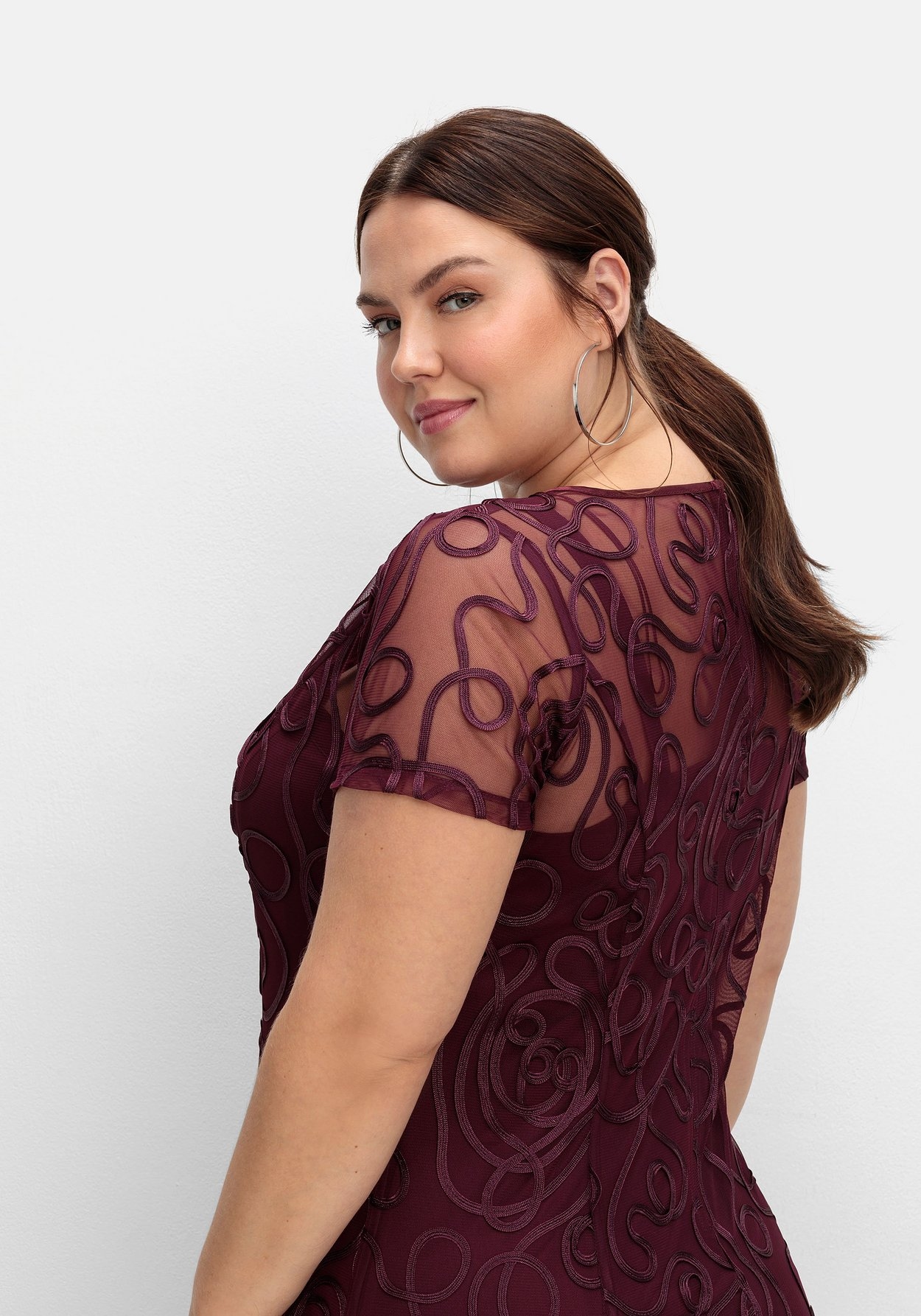 Sheego Spitzenkleid »Spitzenkleid in leicht ausgestellter Passform«