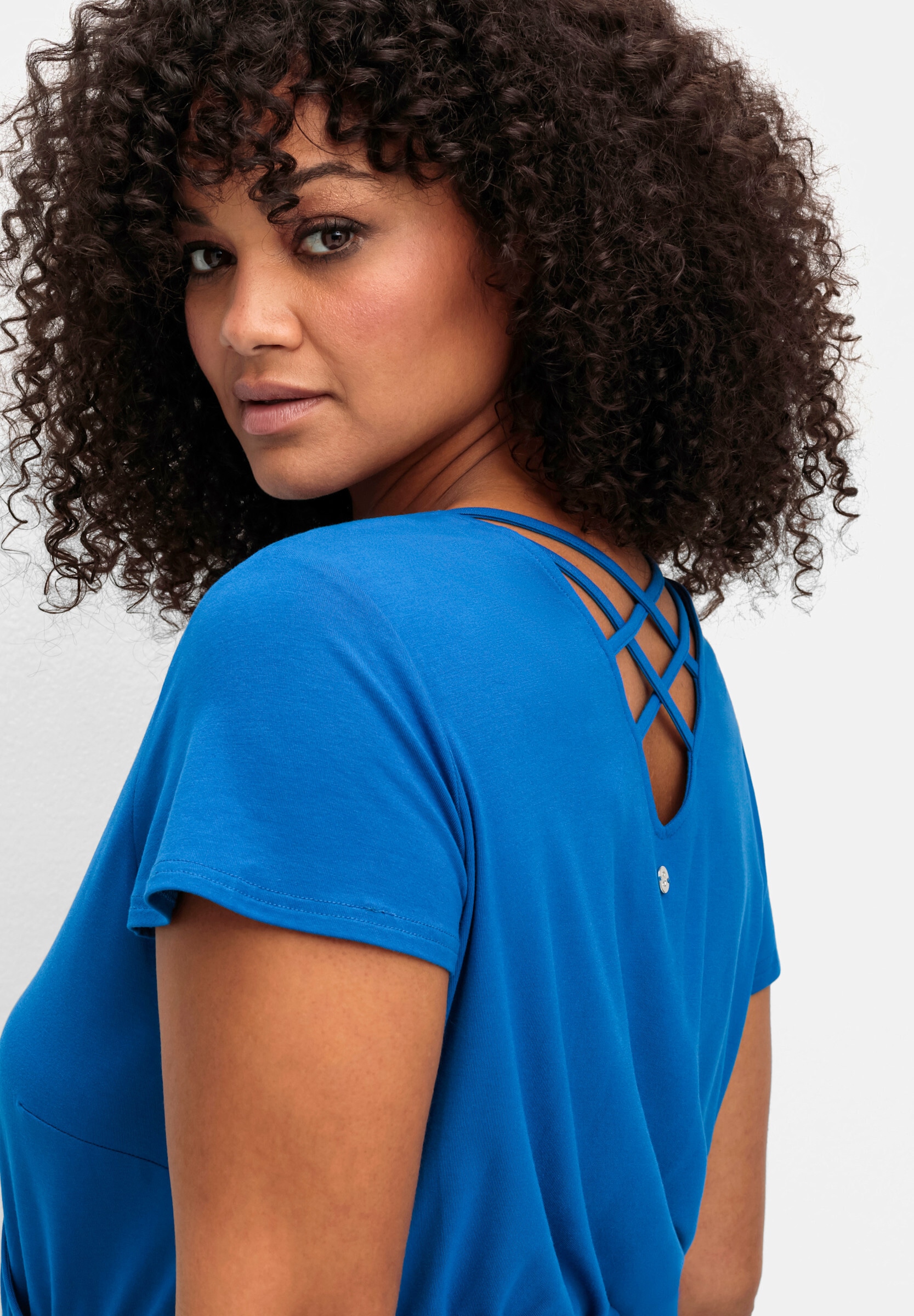 Sheego Sommerkleid »Jerseykleid Jerseykleid mit Rückenausschnitt« Ohne Taschen in Wickeloptik mit raffiniertem Rückenausschnitt
