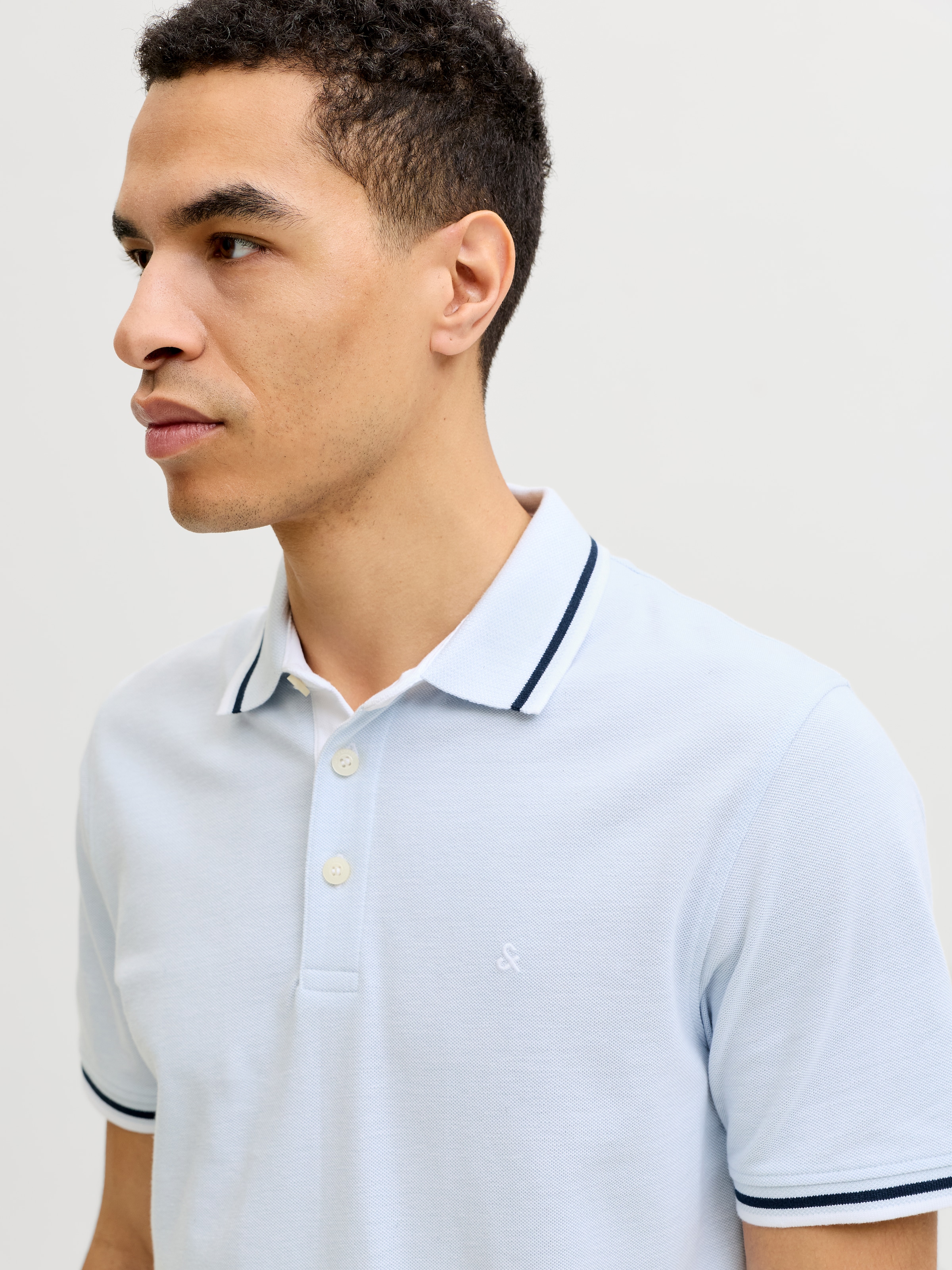Jack & Jones Poloshirt »JJEPAULOS im Doppelpack mit Logostickerei und Komfort« Packung, 2er-Pack, 2 tlg. unifarben mit Farbeinsatz, modisch, schmal, Baumwolle, Polokragen