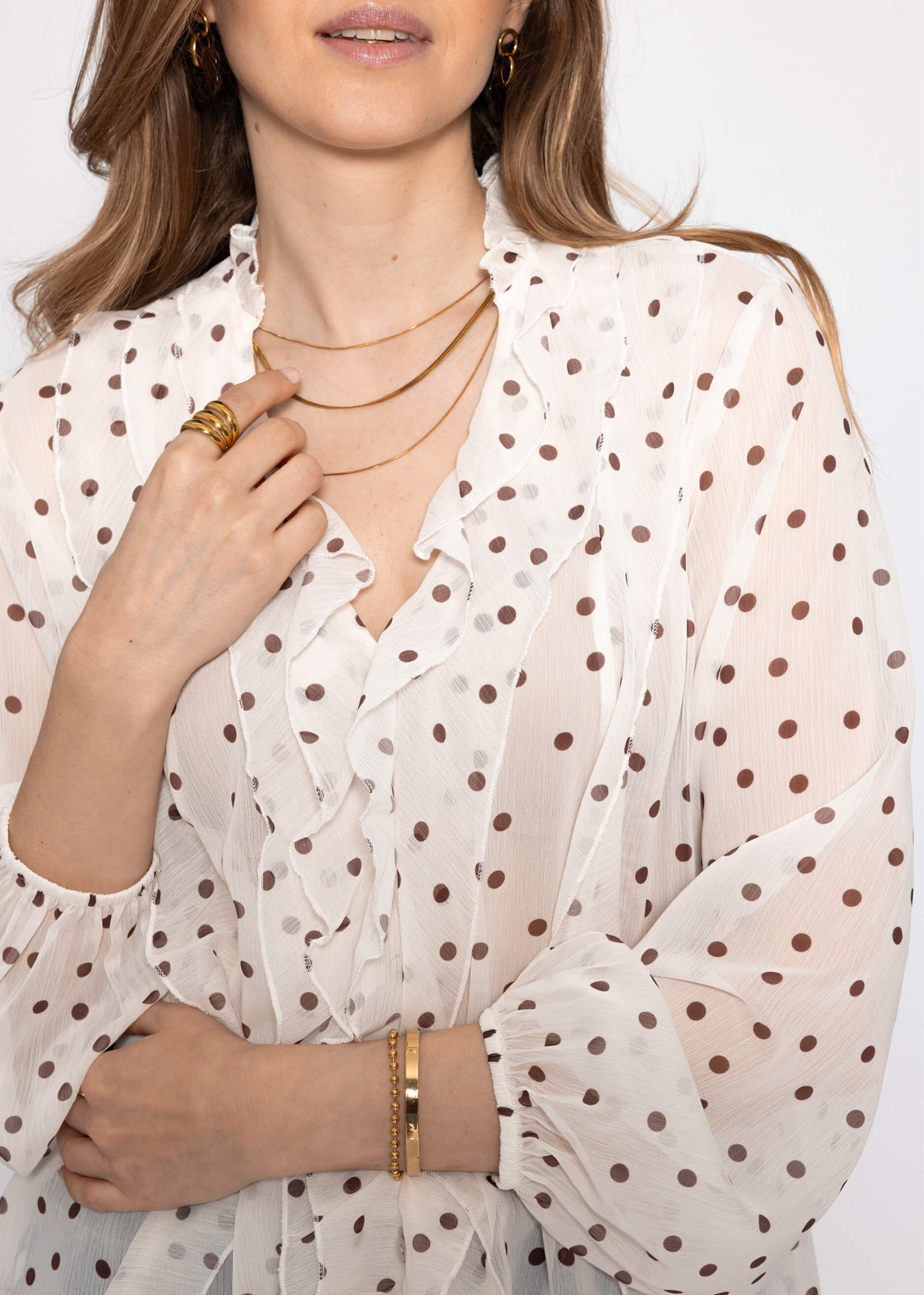 SASSYCLASSY Chiffonbluse »Chiffon Bluse mit Volants und Punktemuster« Leichte Bluse mit braunem Punktemuster und locker fallendem Schnitt