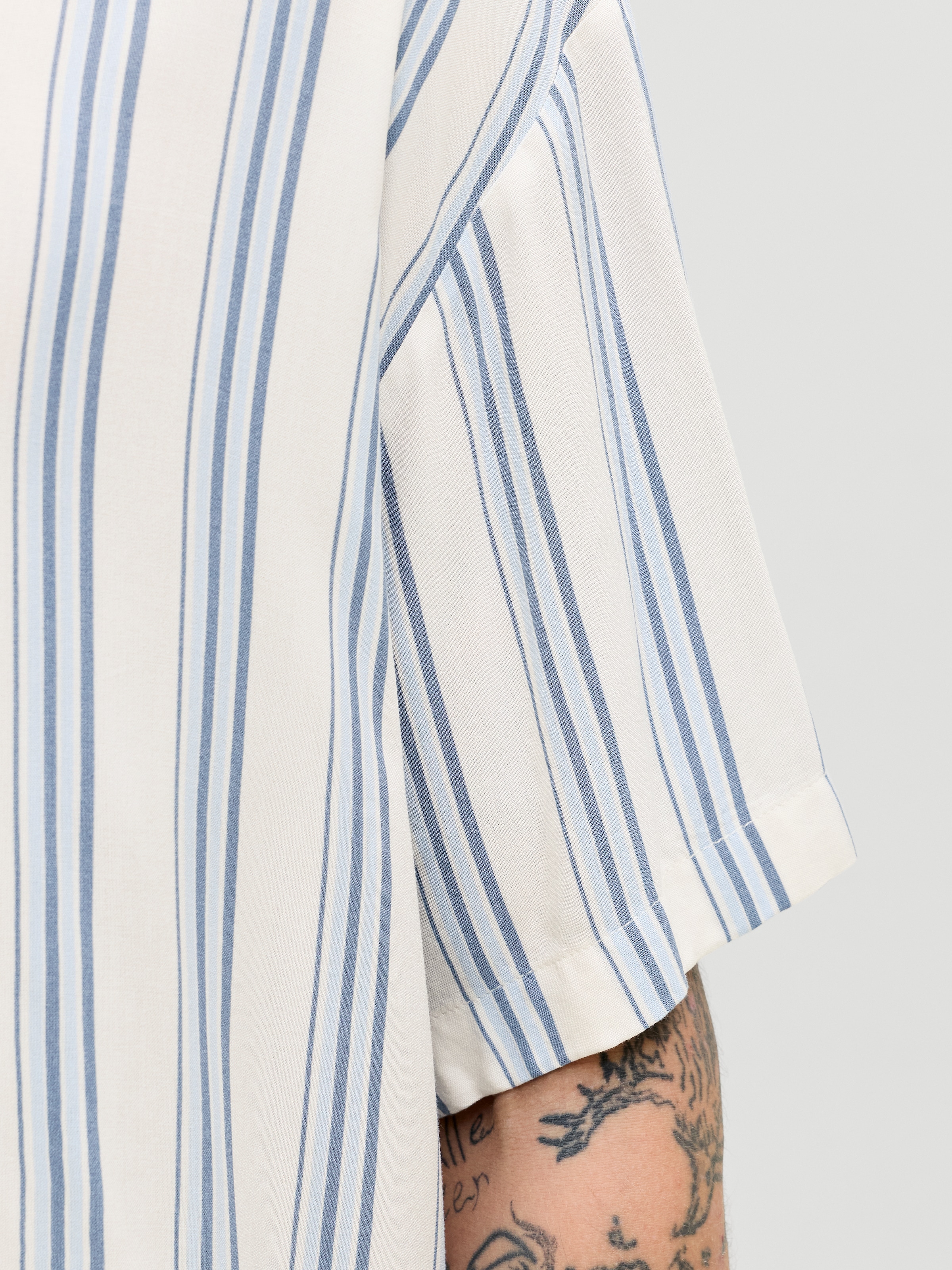 Jack & Jones Kurzarmhemd »JJEJEFF RESORT STRIPE SHIRT S/S SN« Viskose, loose fit