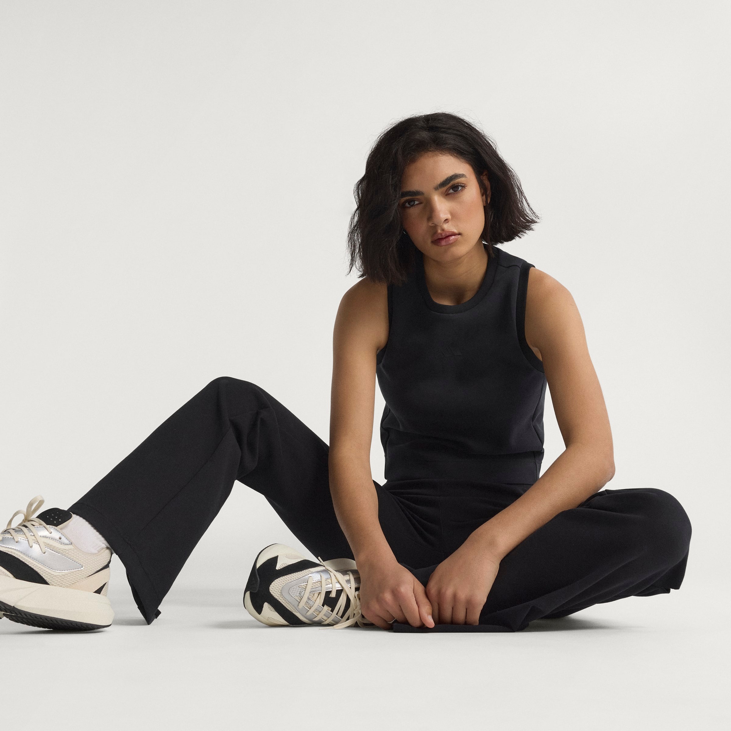 adidas Sportswear Sporthose »SOFT LUX AUSGESTELLTE«  schlanke Passform, mittelhoher Bund, mit Gummizug