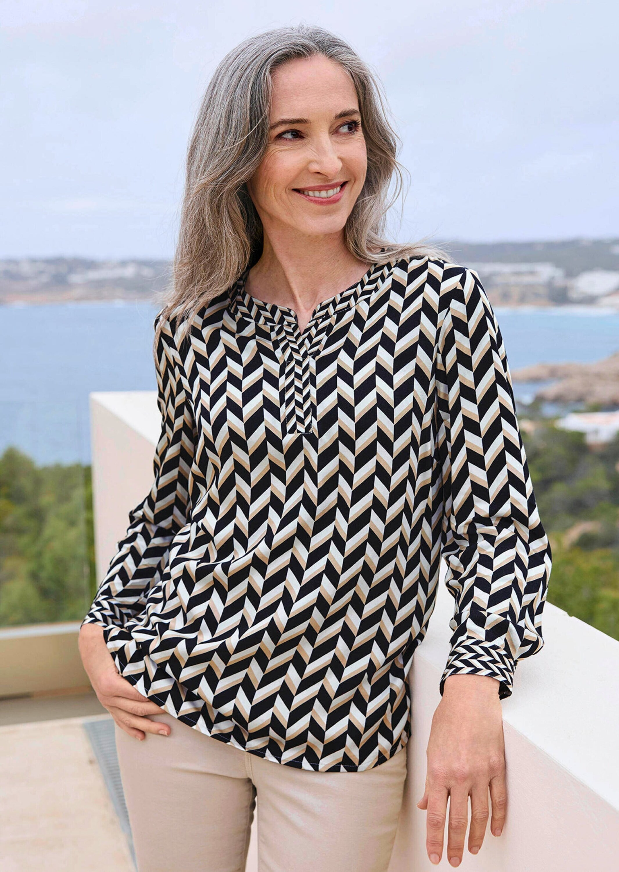 GOLDNER Schlupfbluse »Grafische Viskosebluse mit Rundhals« Seitennahtschlitze