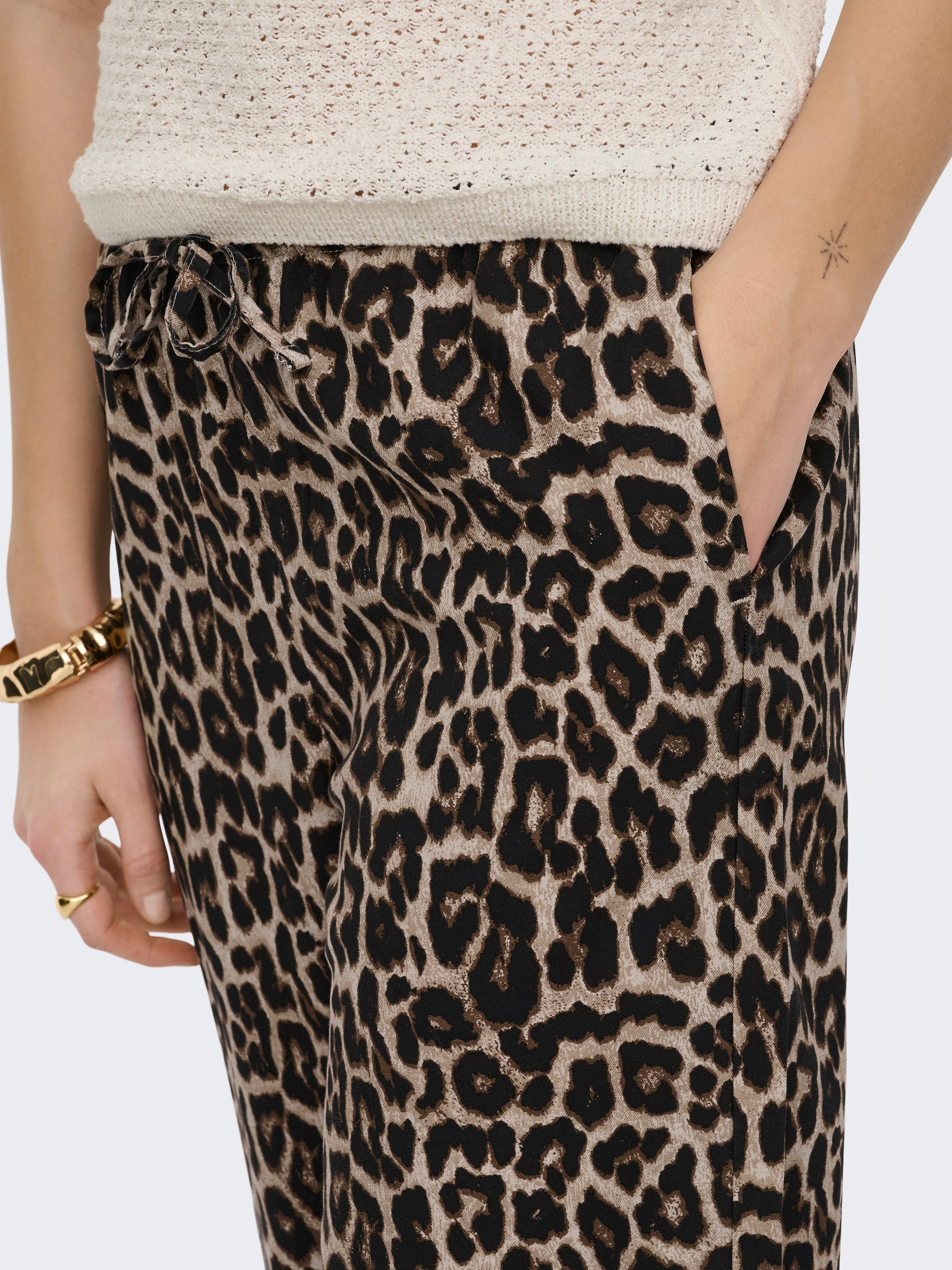 ONLY Schlupfhose »ONLARIS LIFE PULLUP TIE PANTS WVN CC«  mit Leopardenmuster