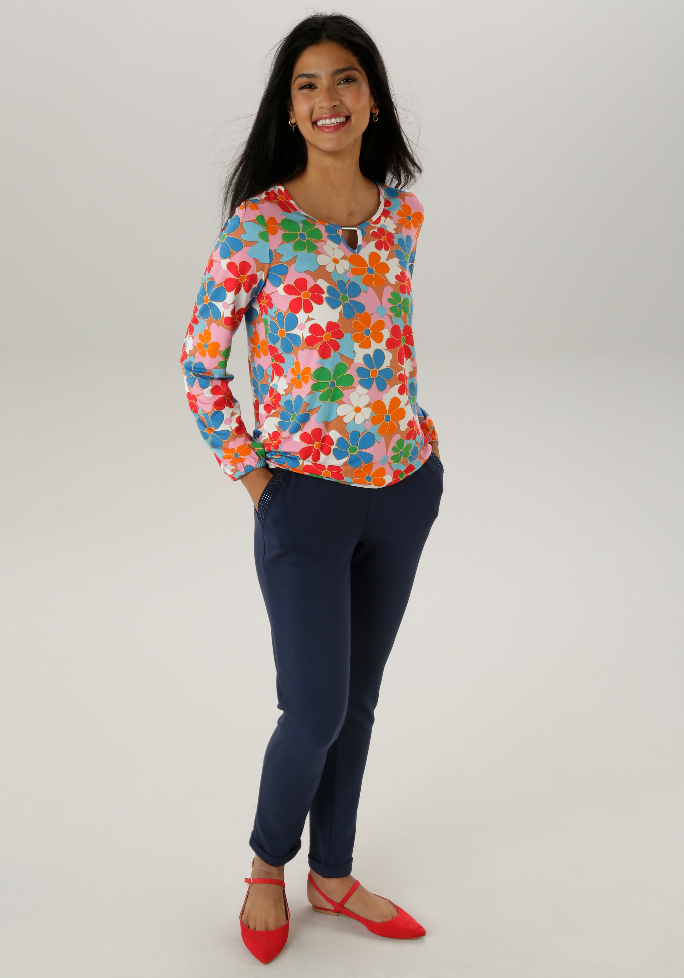 Aniston SELECTED Langarmshirt, mit Cut-out und farbenfrohem Blütendruck