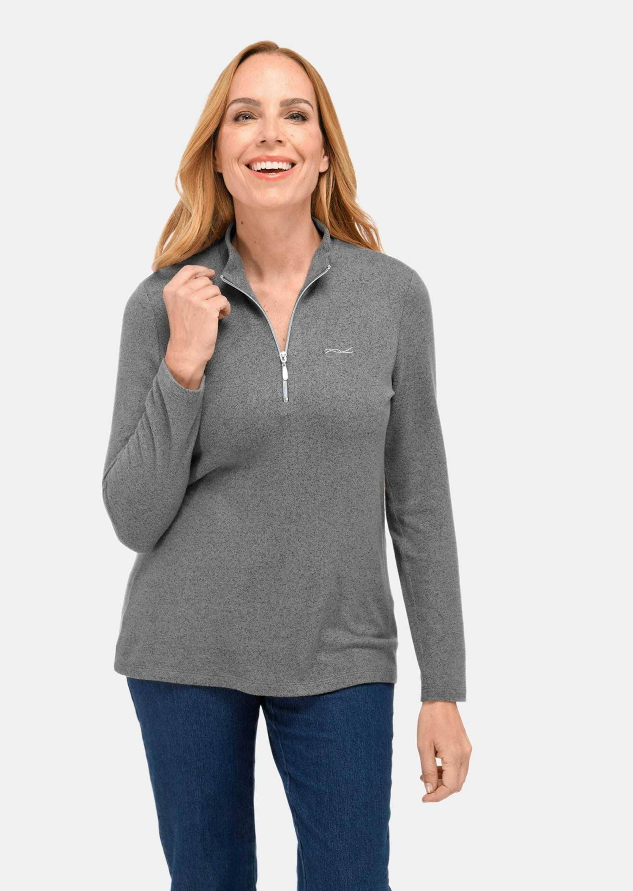 GOLDNER Strickpullover »Kurzgröße Flauschiges Stehbundshirt mit Reißverschluss und glänzendem, gesticktem Logo«