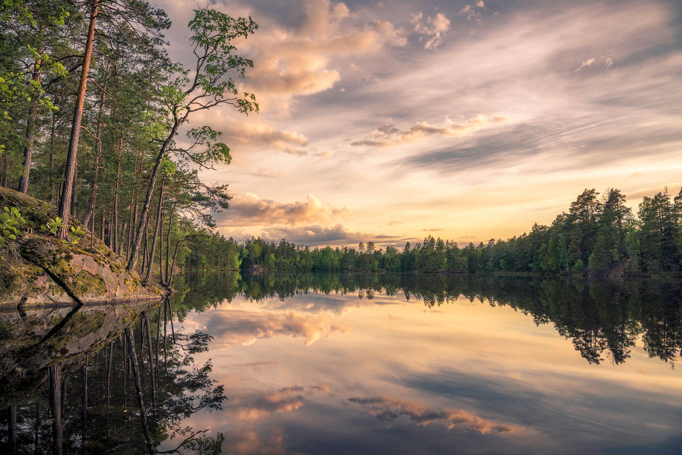 Papermoon Fototapete »Photo-Art CHRISTIAN LINDSTEN, LAKE TARMSJAPN, SCHWEDEN«