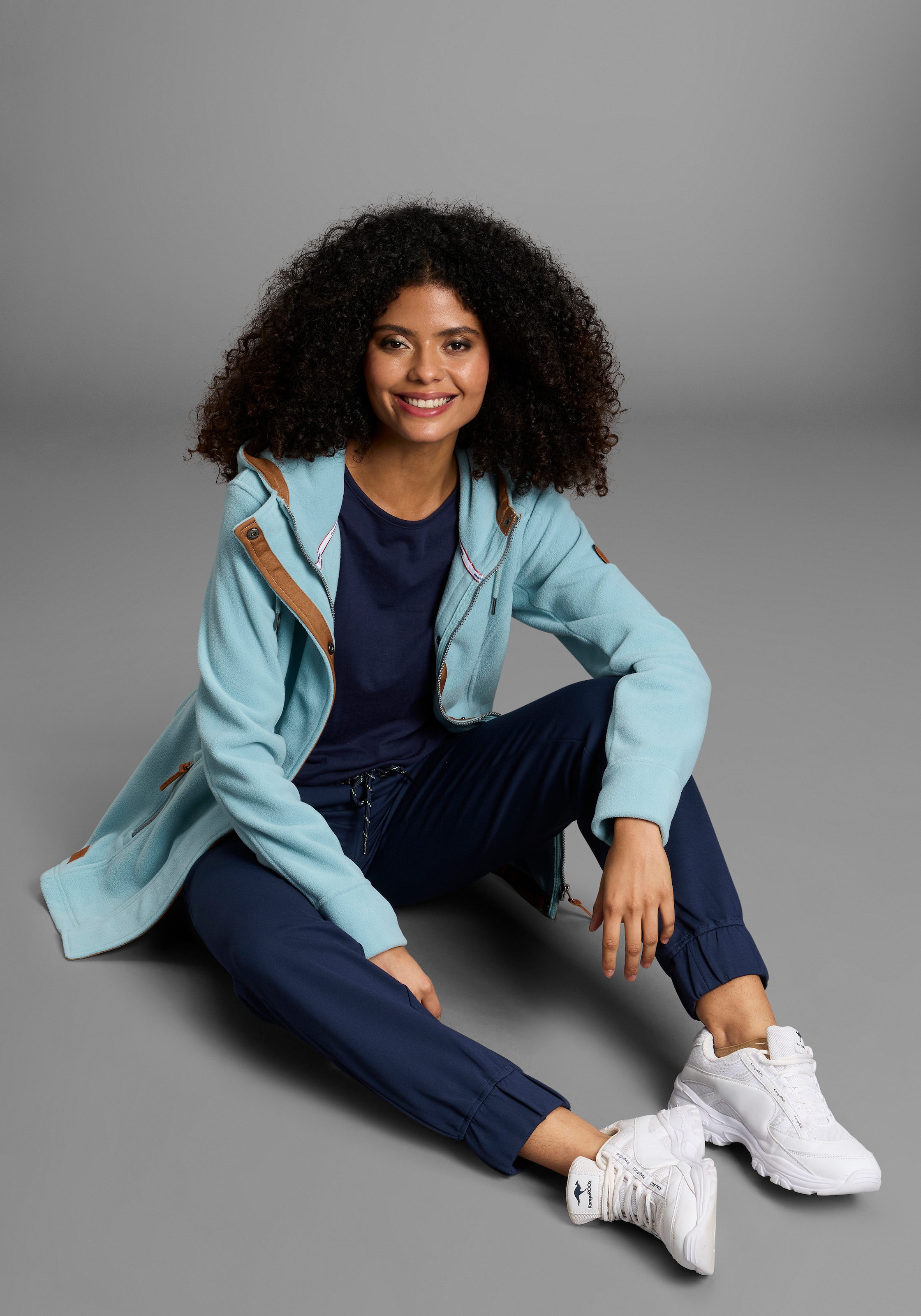 KangaROOS Fleecejacke mit Kapuze hüftbedeckende Länge, mit Kapuze, mit Eingrifftaschen