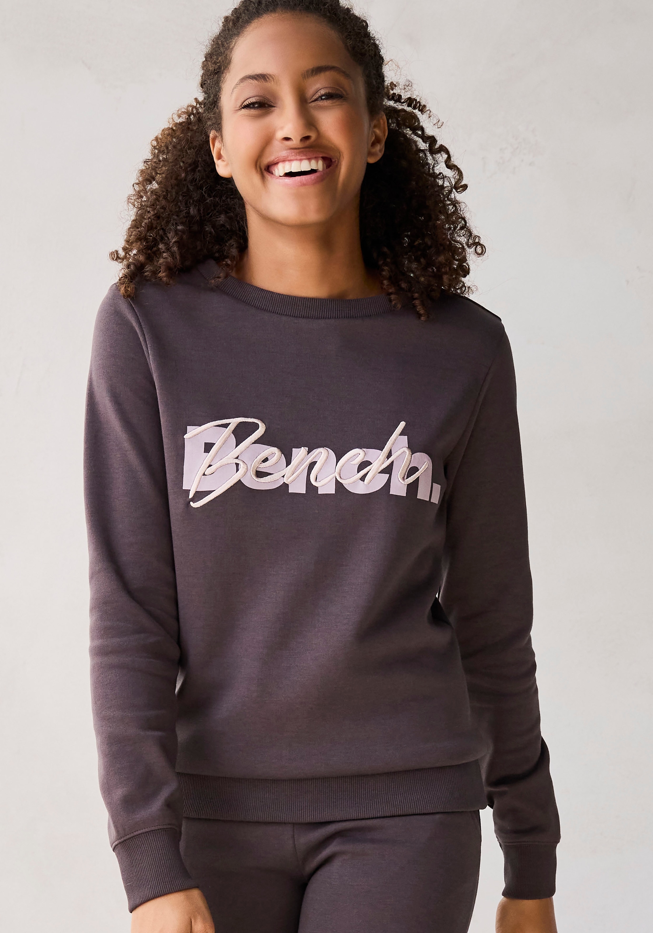 Bench. Loungewear Sweatshirt, mit Logodruck und Stickerei, Loungeanzug  online bei OTTO | T-Shirts