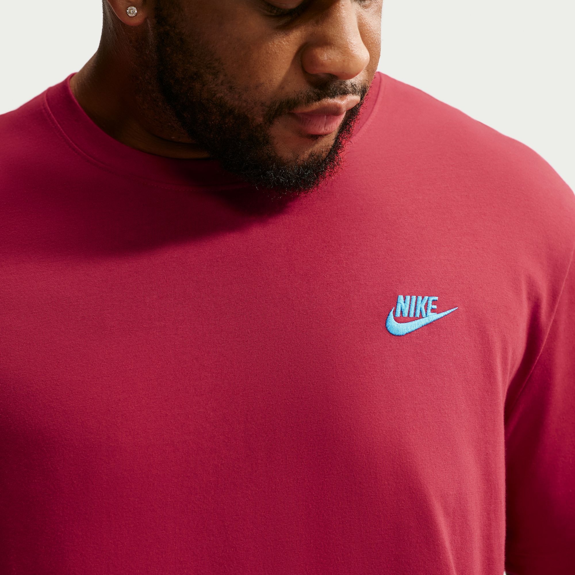 Nike Sportswear T-Shirt »M NSW CLUB TEE« Regular Fit, Kurzarm, sportlich, mit Logostickerei auf der Brust