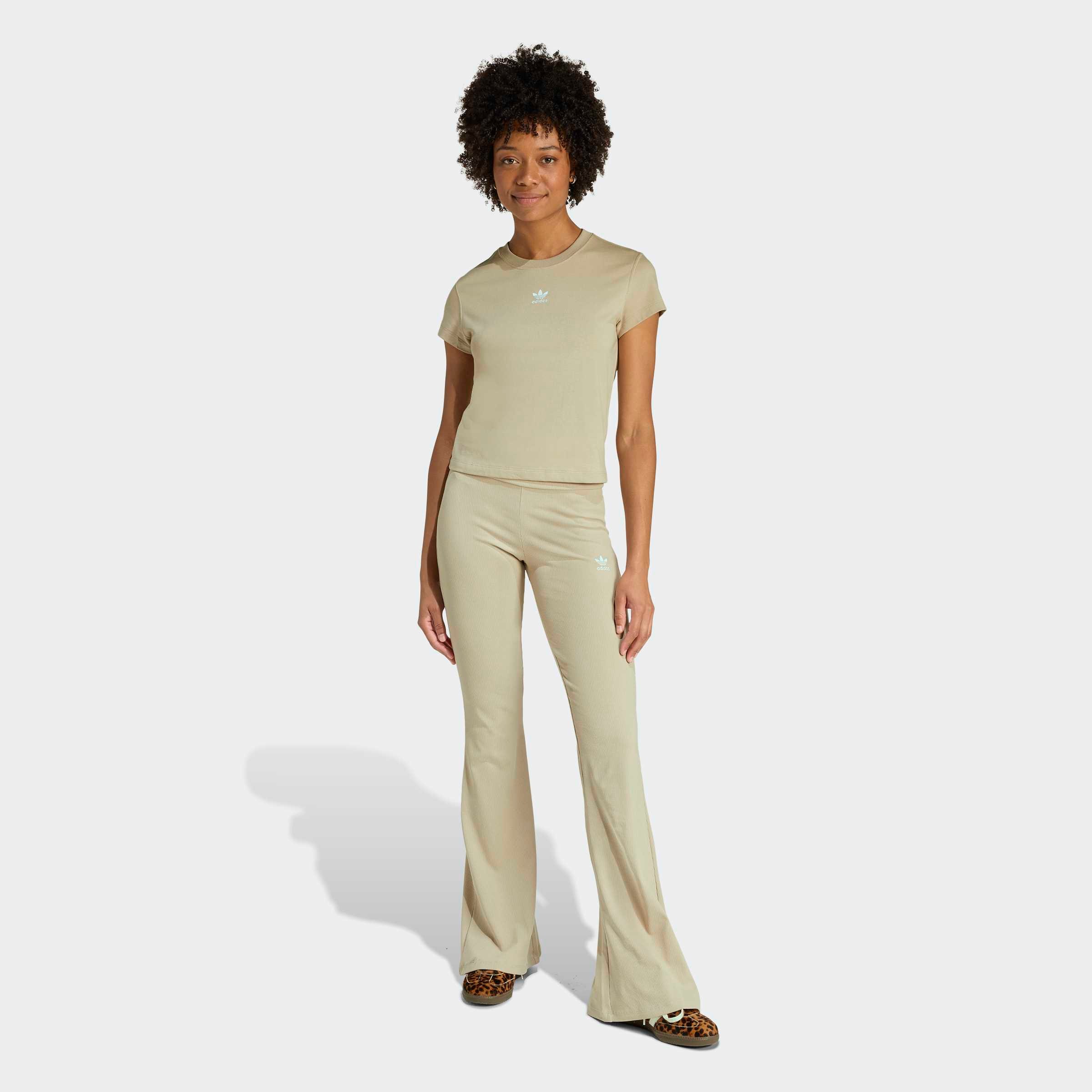 adidas Originals Leggings »ESS FL LEGGINGS«  mit ausgestelltem Bein und Ripp Optik, hoher Bund