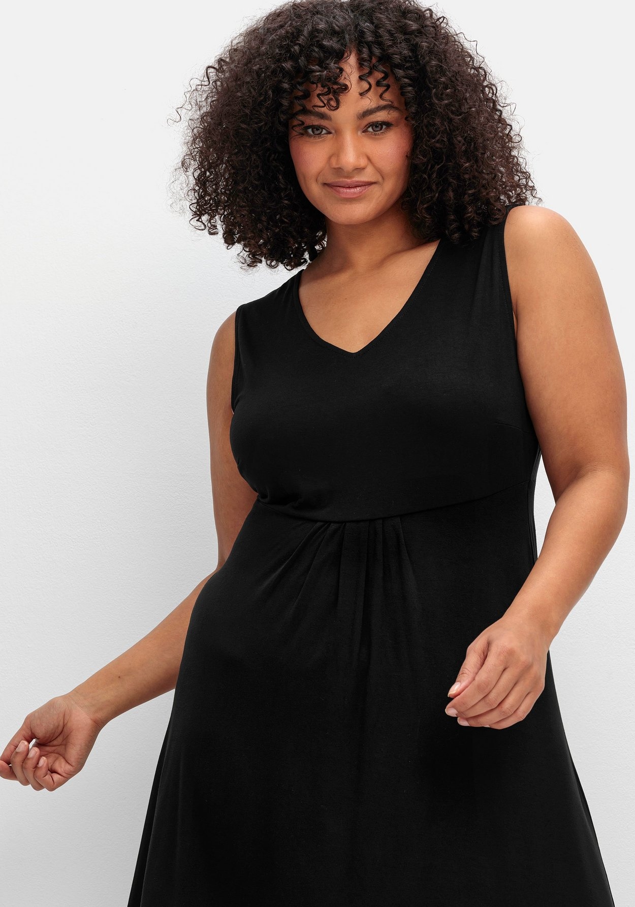 Sheego Jerseykleid »Ärmelloses Jerseykleid mit Raffung vorn«