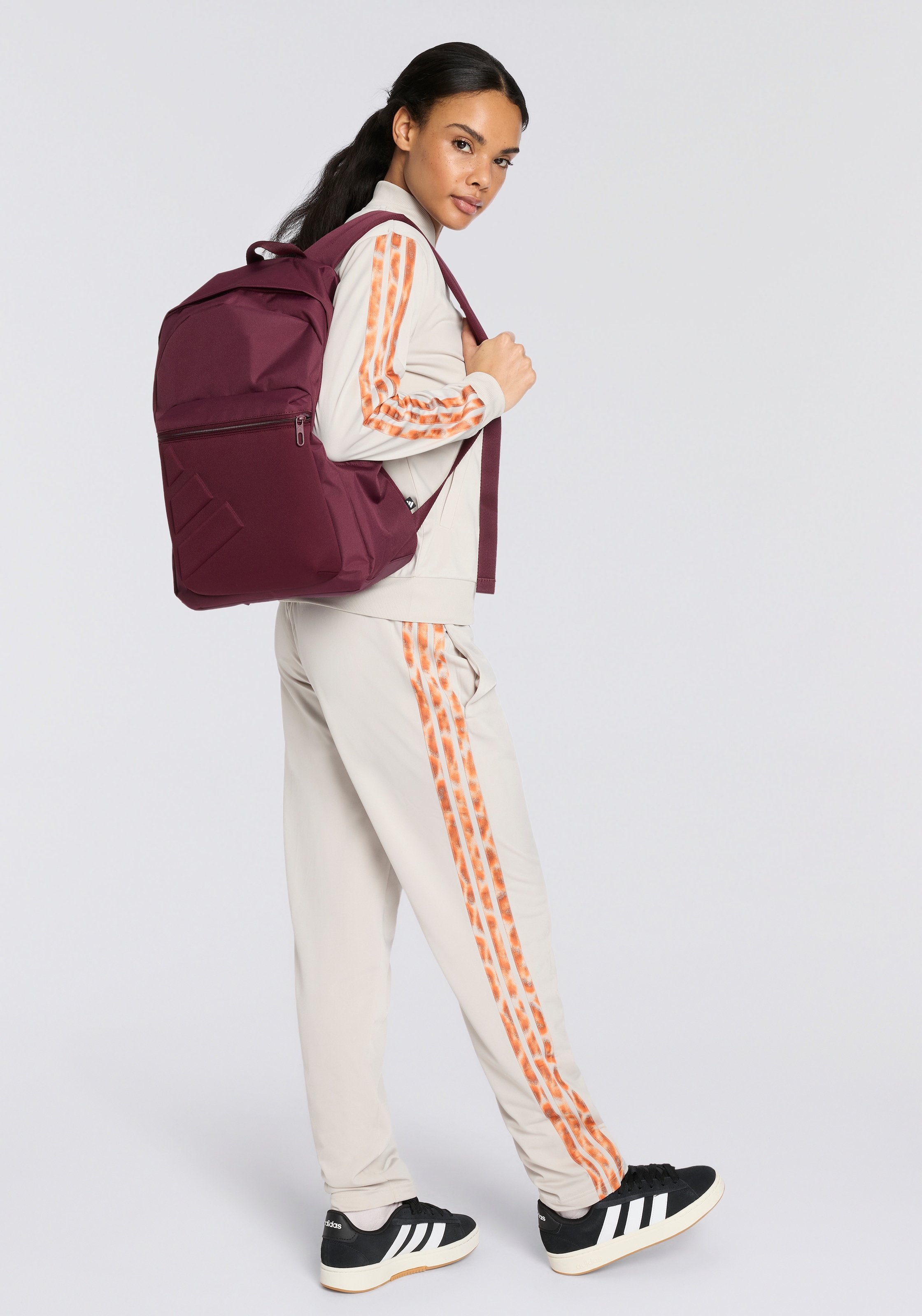 adidas Sportswear T-Shirt »SUMMER SLIDE GRAPHIC MIT V-AUSSCHNITT«