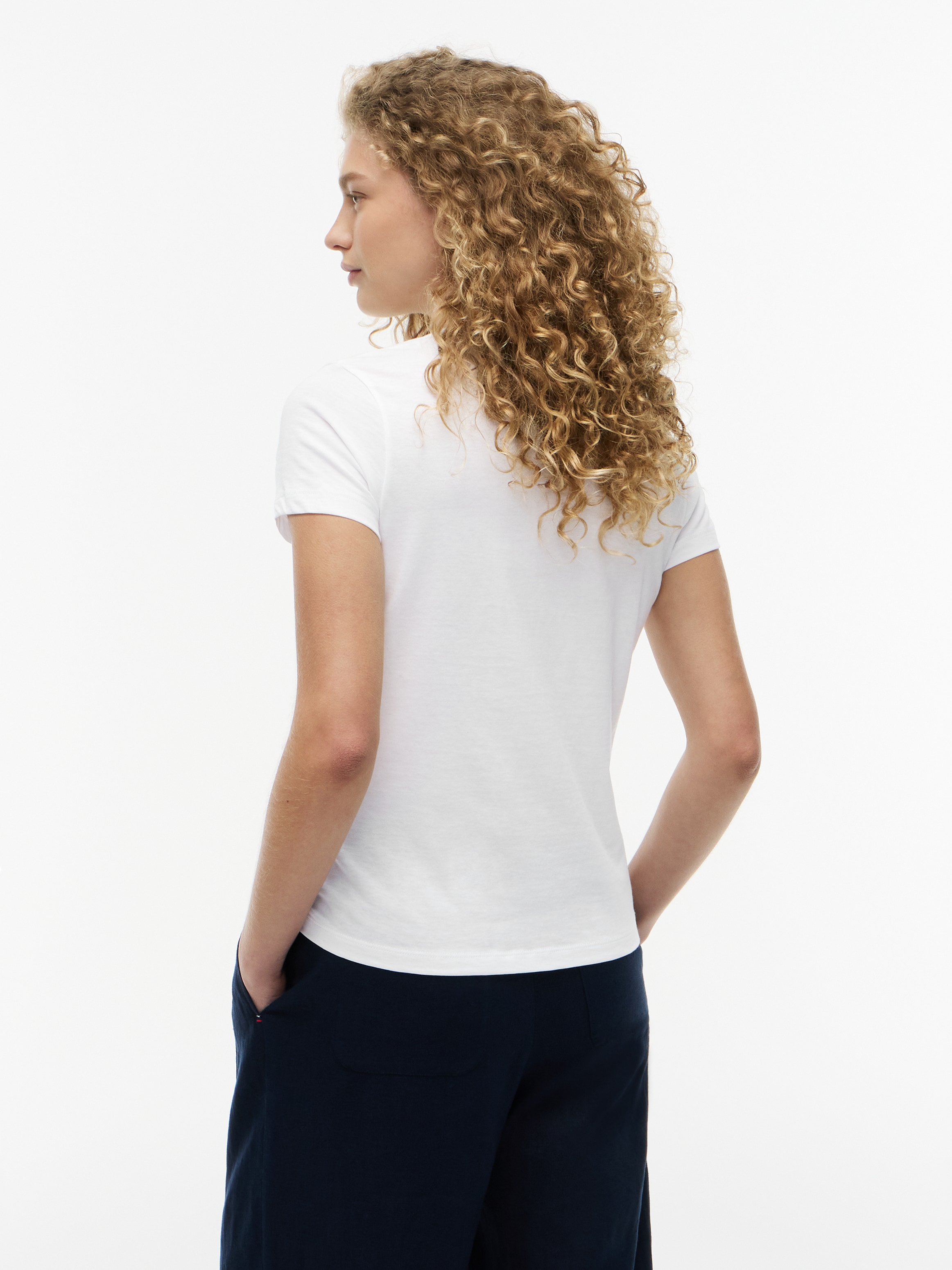 Tommy Hilfiger T-Shirt »HERITAGE V-NK TEE« mit  Tommy Hilfiger Logo-Flag auf der Brust