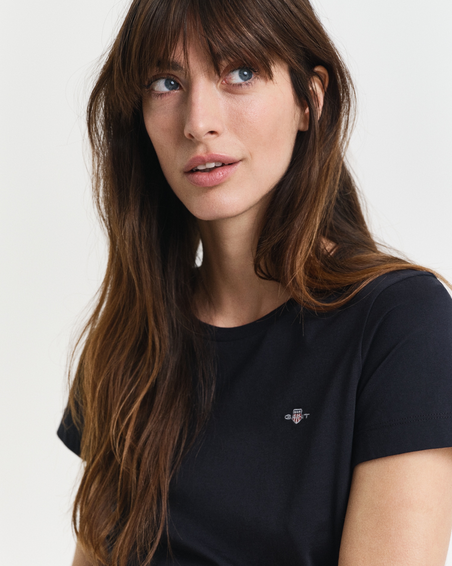 Gant T-Shirt »REG SHIELD KA T-SHIRT«, mit einer kleinen aufgestickten Wappen-Grafik auf der Brust