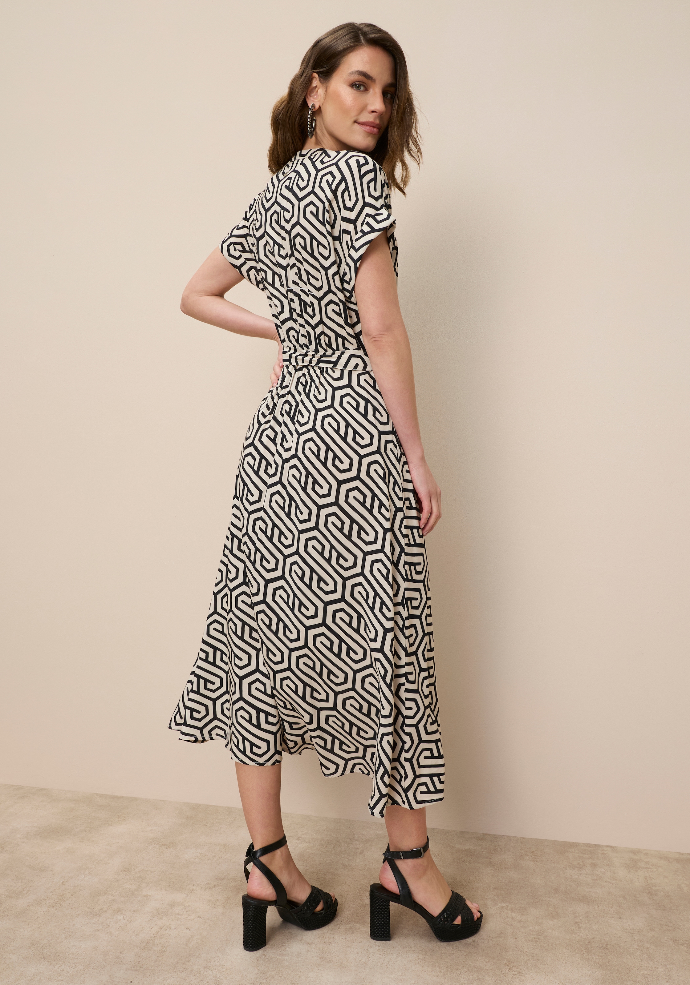 Tamaris Hemdblusenkleid Set, mit Bindegürtel, 2 Stk. tlg. aus Viskose, für Frühling und Sommer, gemustert, Mitte-Wade-Länge