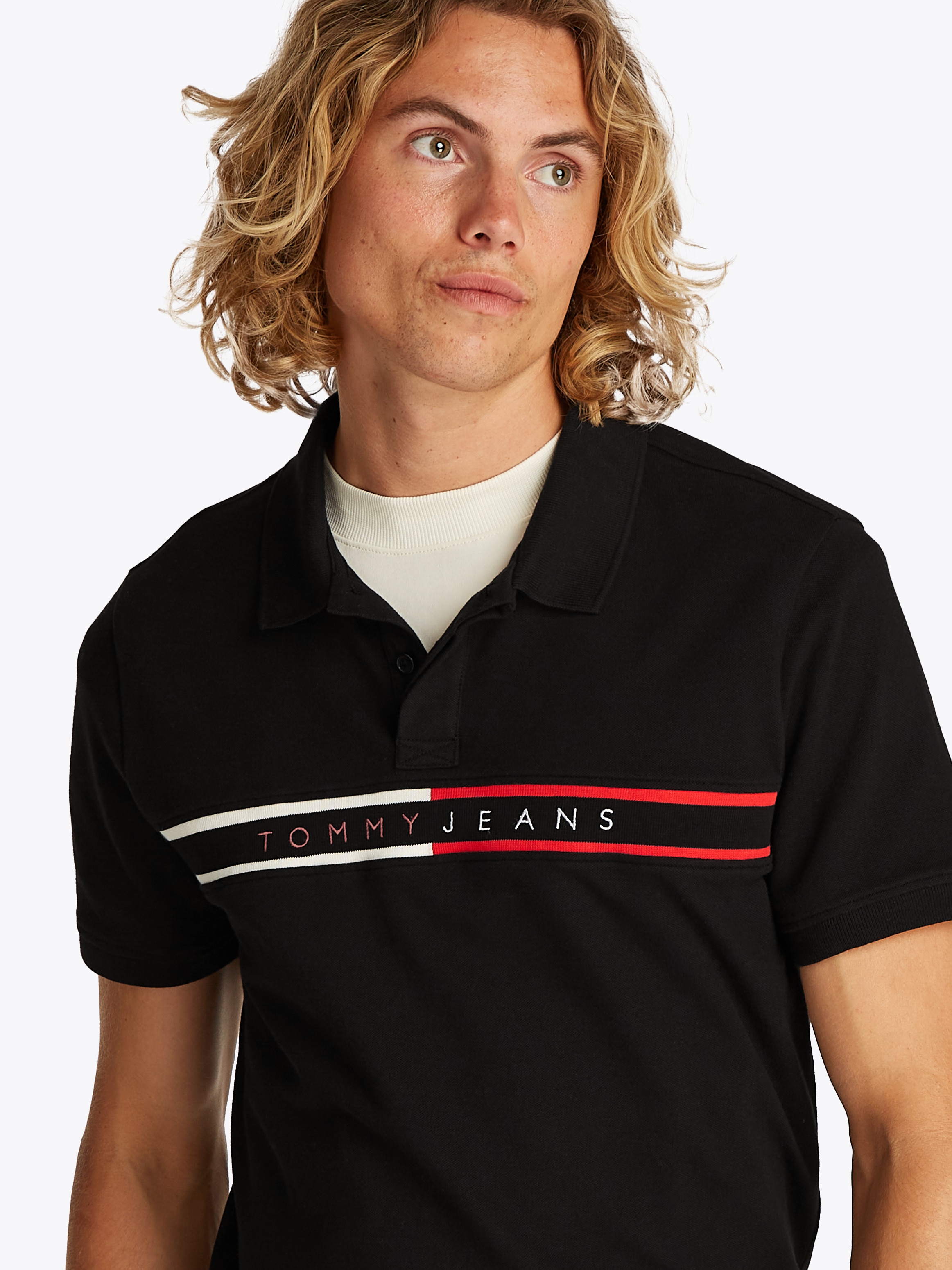 Tommy Jeans Poloshirt »TJM SLIM CHEST FLAG POLO«, Mit Rundhalsausschnitt