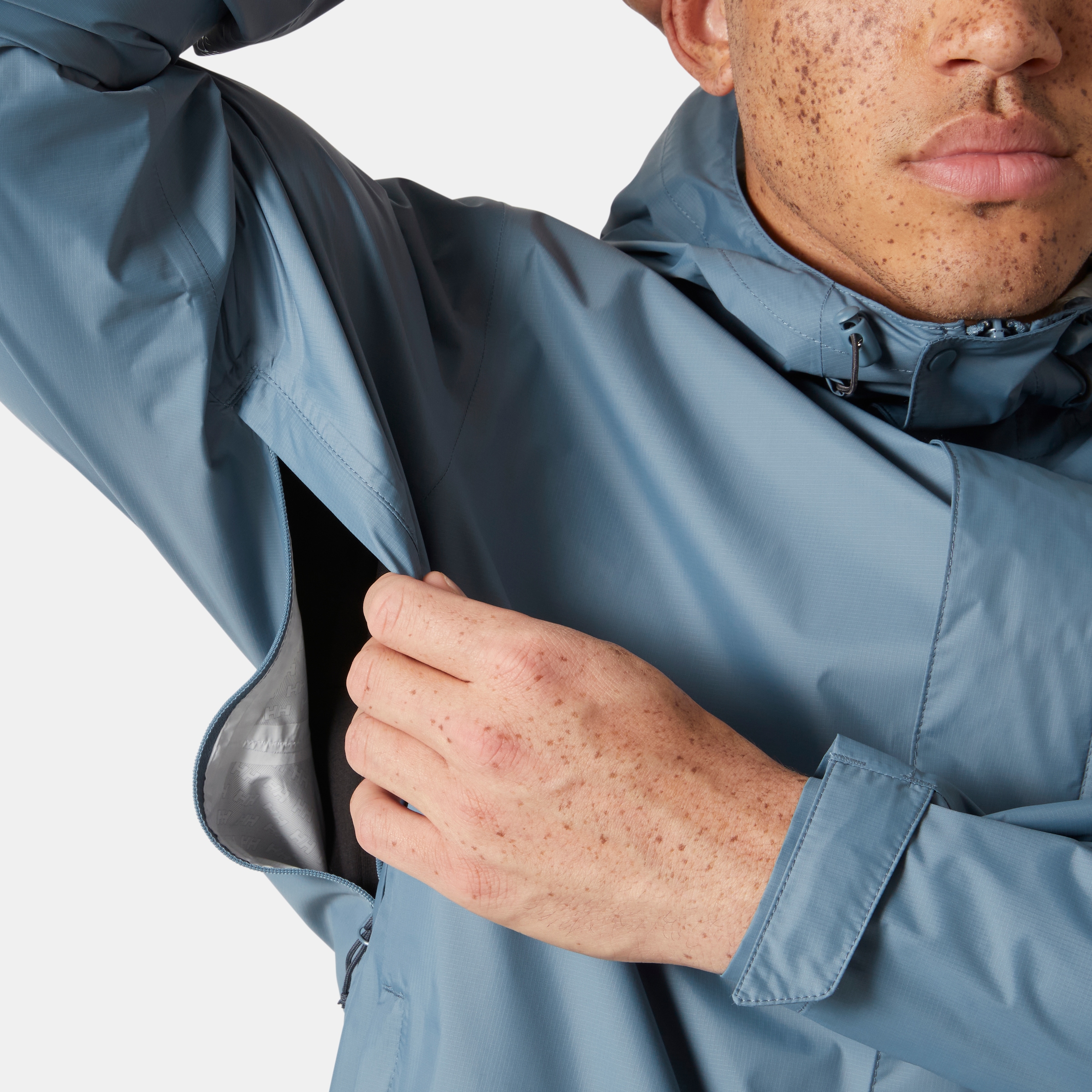 Helly Hansen Regenjacke »LOKE JACKET« mit Kapuze Kapuze mit hohem Kragen, elastischer Kordelzug an Kapuze und Saum