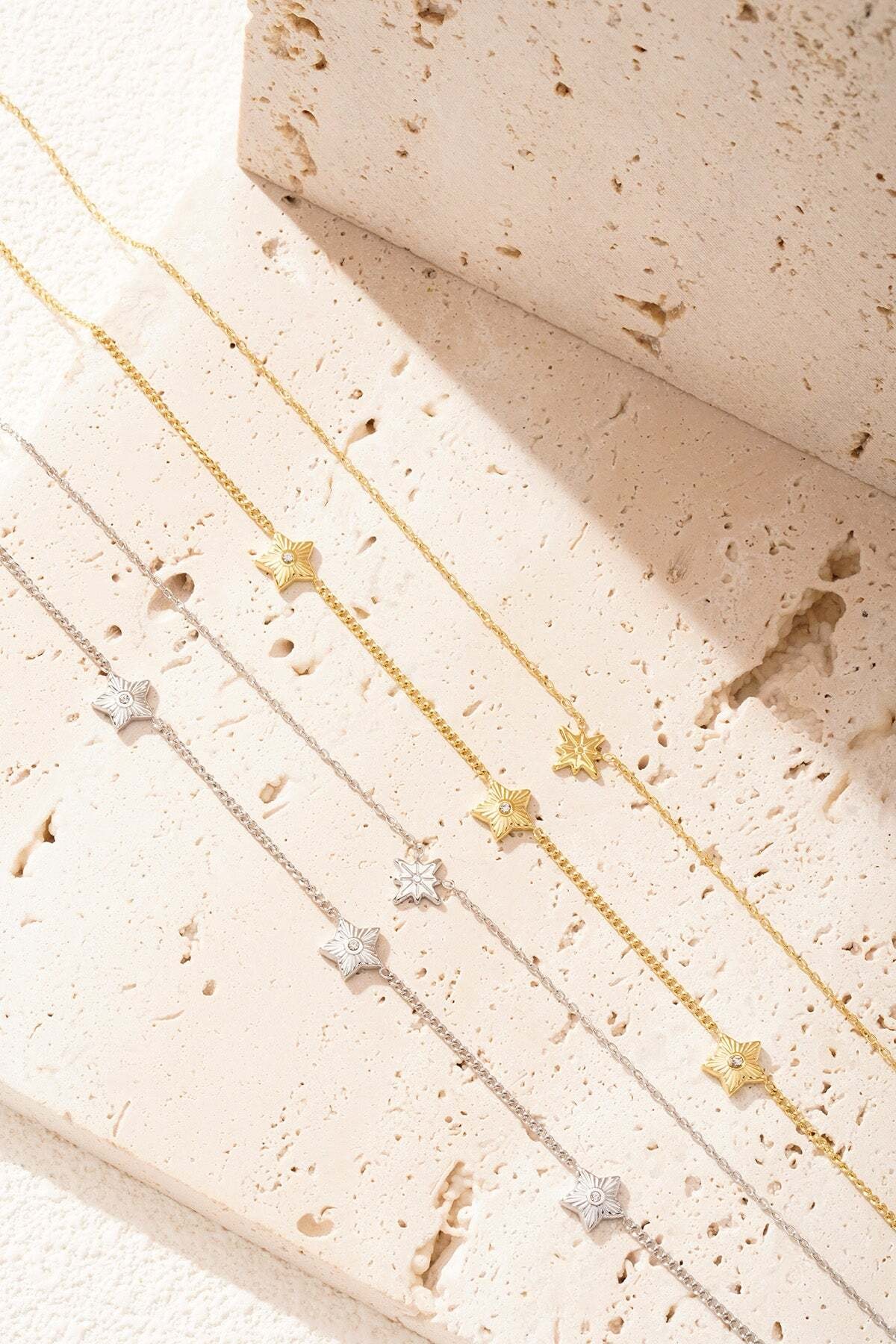 Adelia´s Gliederkette »Zweireihige Layering-Halskette mit Sternmotiven und Strass 42,5 cm + 5 cm« Zwei versetzte Kettenreihen mit Sternmotiven prägen diesen trendigen Modeschmuck