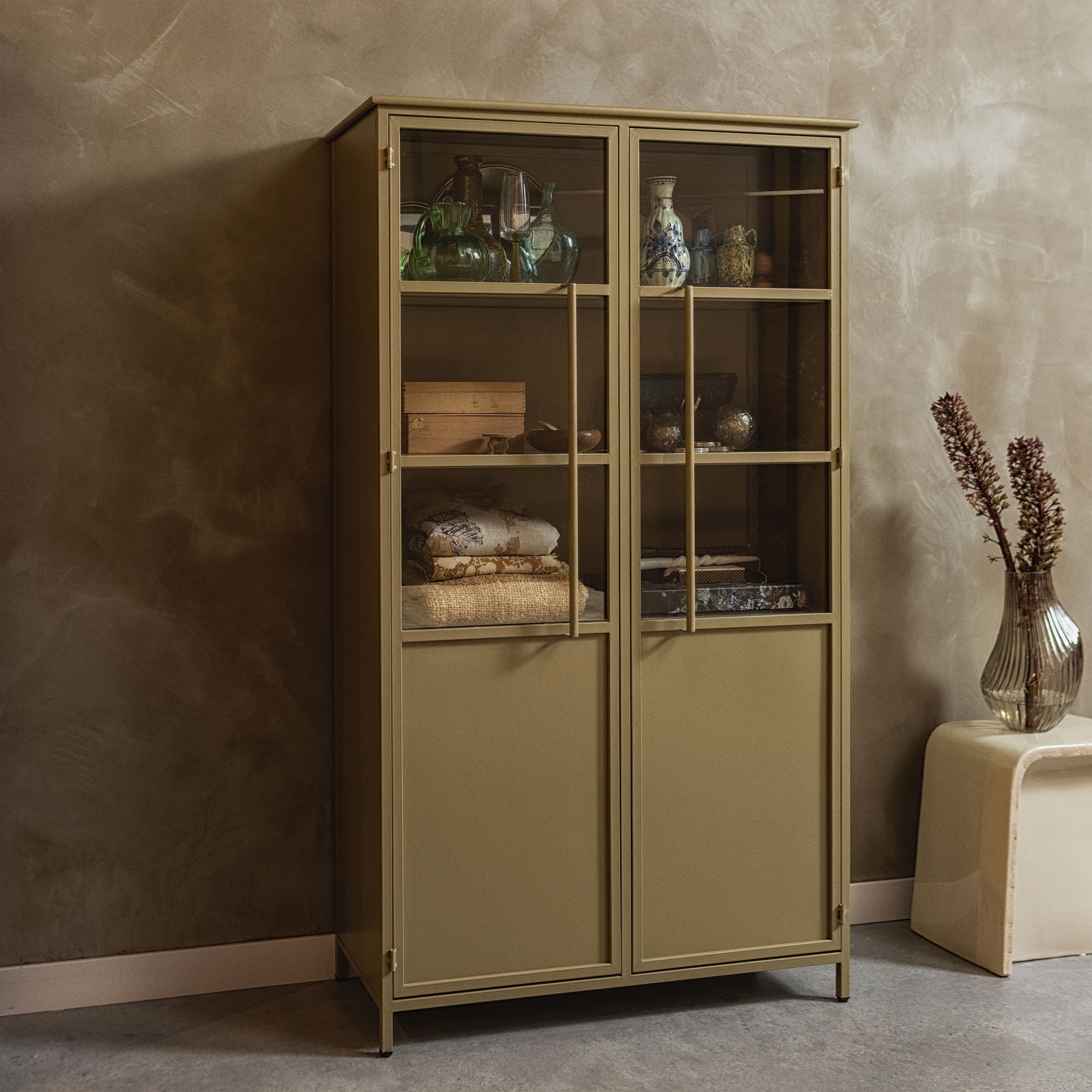 WOOOD Vitrine »EXHIBIT VITRINE SCHRANK METALL« Ausstellungsvitrine, mattes Schwarzmetall, 4 stabile Böden