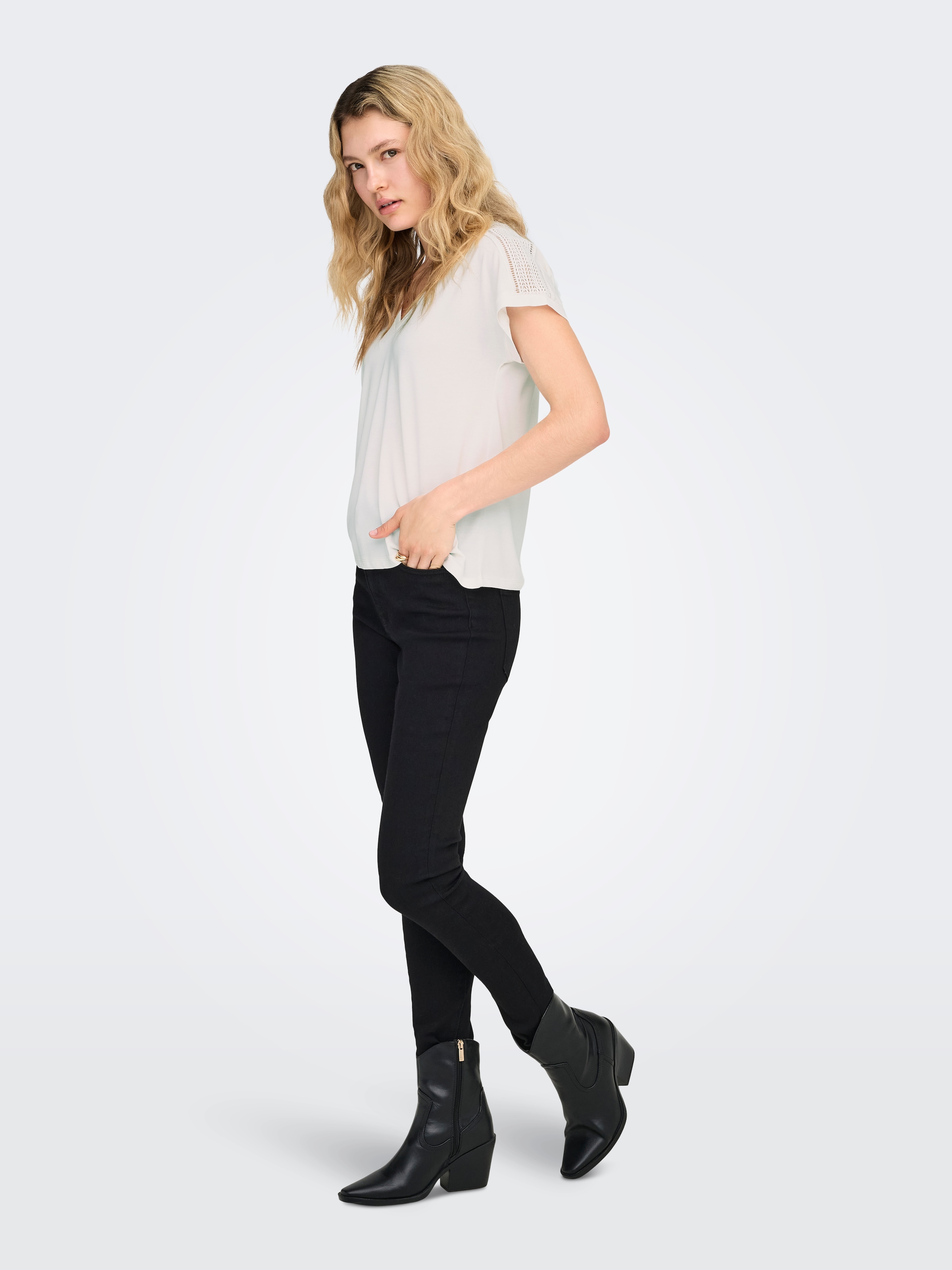 ONLY V-Shirt »ONLFREE LIFE S/S V-NECK LACE TOP JRS« Materialmix, loose fit, V-Ausschnitt