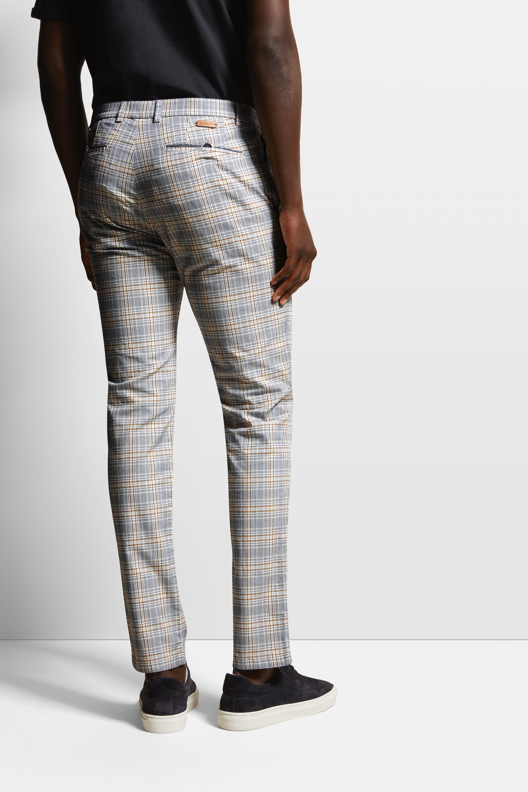 bugatti Chinohose, mit körpernaher Passform