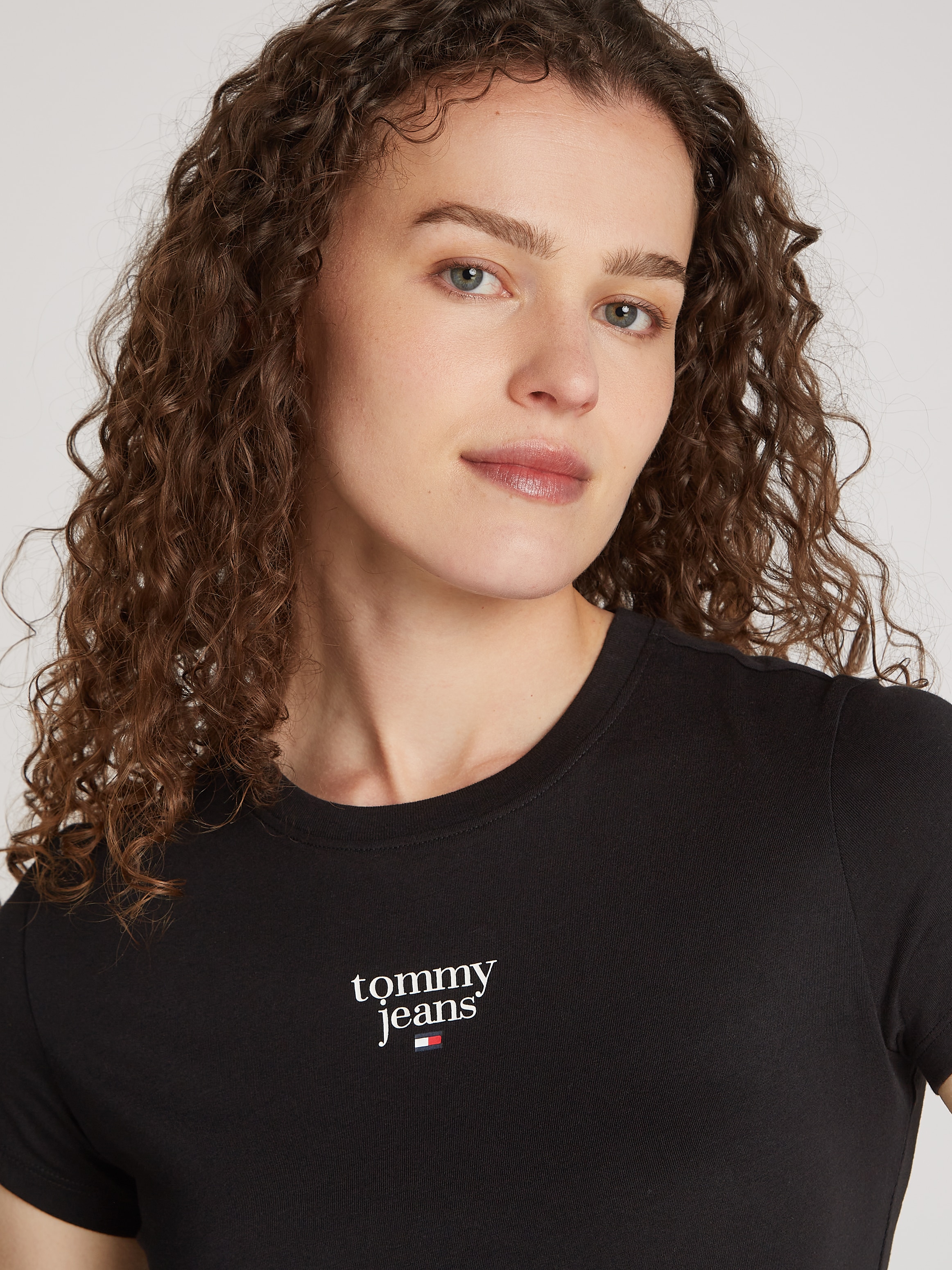 Tommy Jeans Curve T-Shirt »TJW SLIM ESSENTIAL LOGO1 TEE EXT«, in Großen Größen mit Logoschriftzug