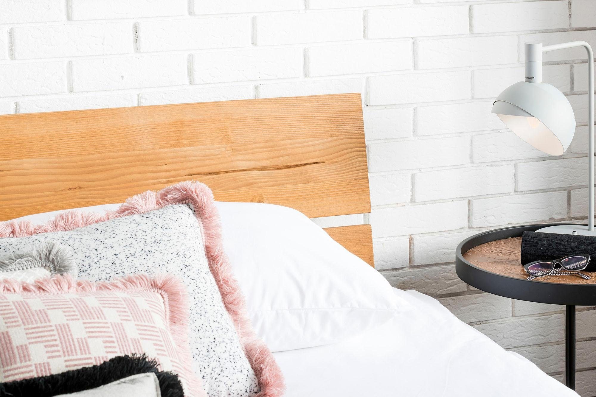 SalesFever Massivholzbett »Eik: Elegantes Bett aus Massivholz« Tradition trifft Moderne: Unikates Balkenbett mit Y-Füßen