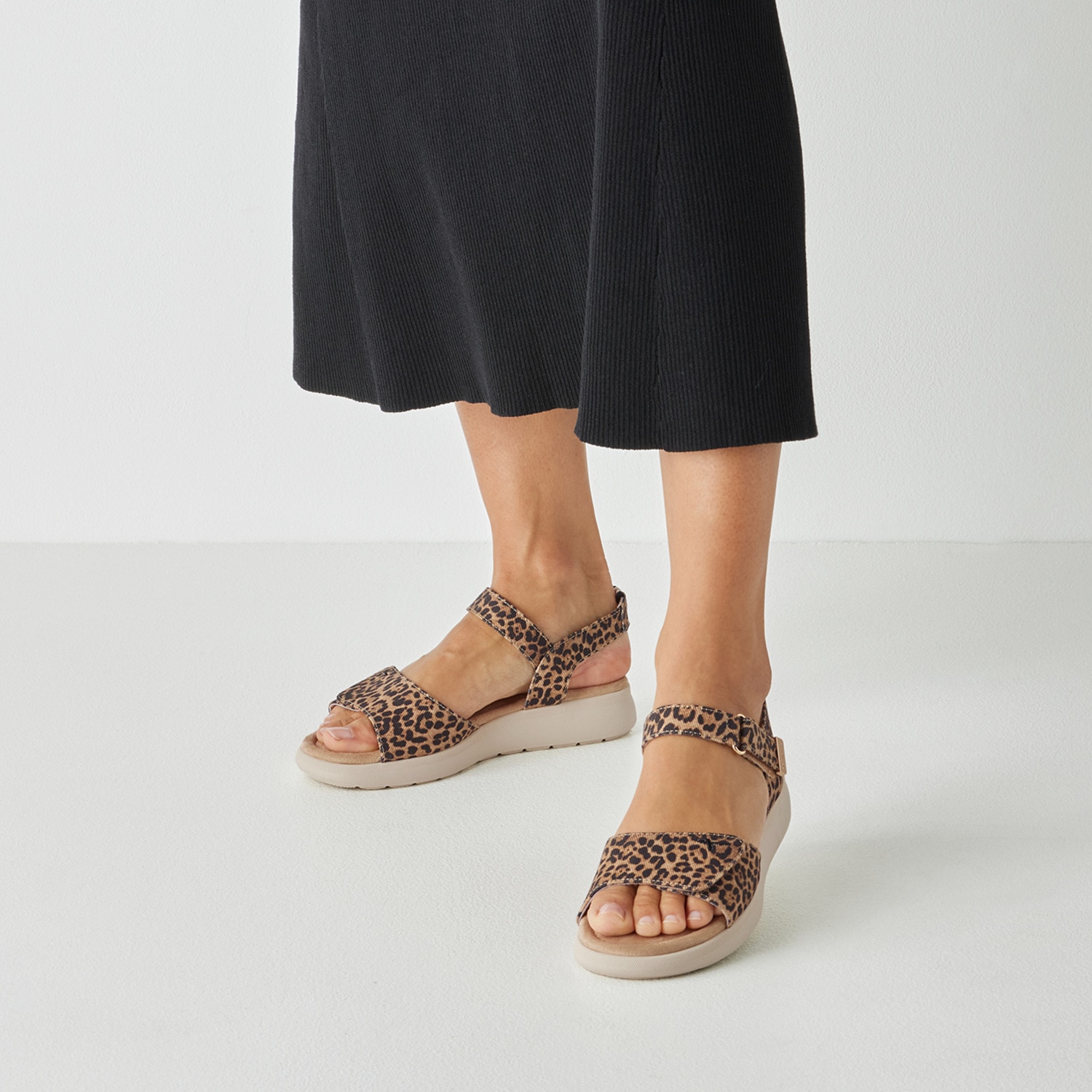 Tamaris Riemchensandale  Sommerschuh, Plateausandalette im angesagten Leo-Look