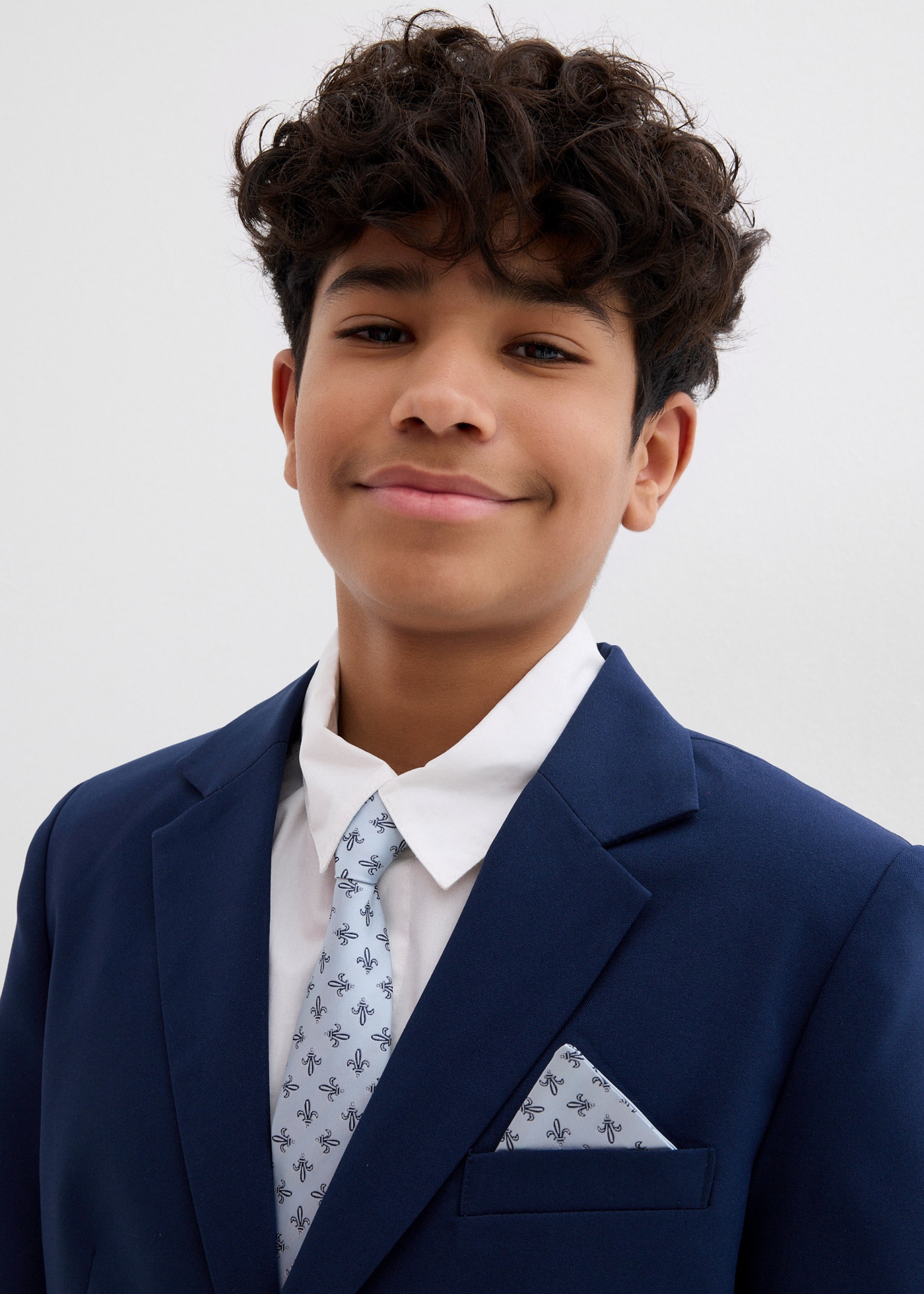 bonprix Anzug Set, 4 tlg. normal bestehend aus Hose mit verstellbarem Bund, Hemd, Sakko und Krawatte
