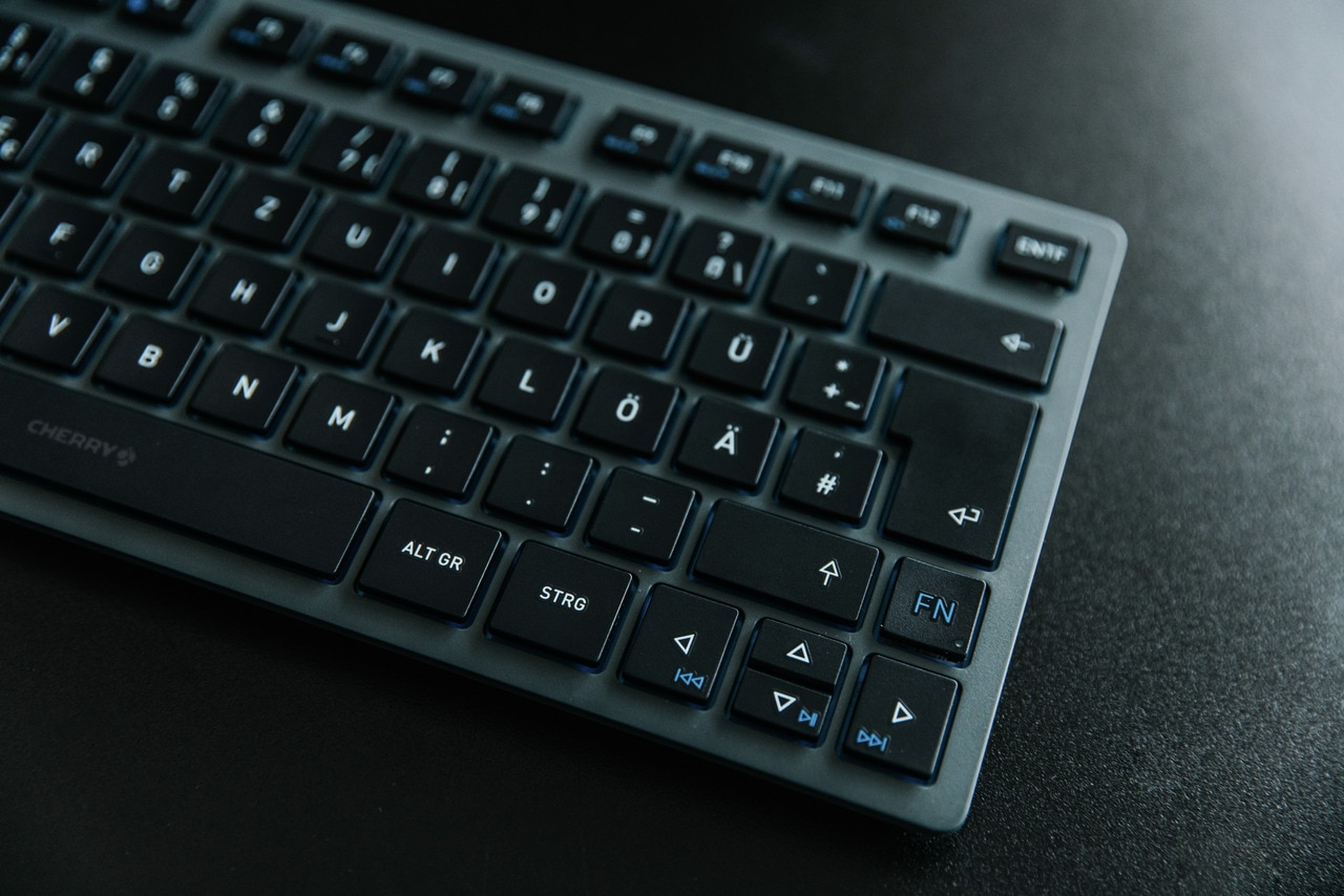 Cherry Wireless-Tastatur »KW 7100 MINI BT«, Multipoint 3 BT, Inkl. Transporttasche