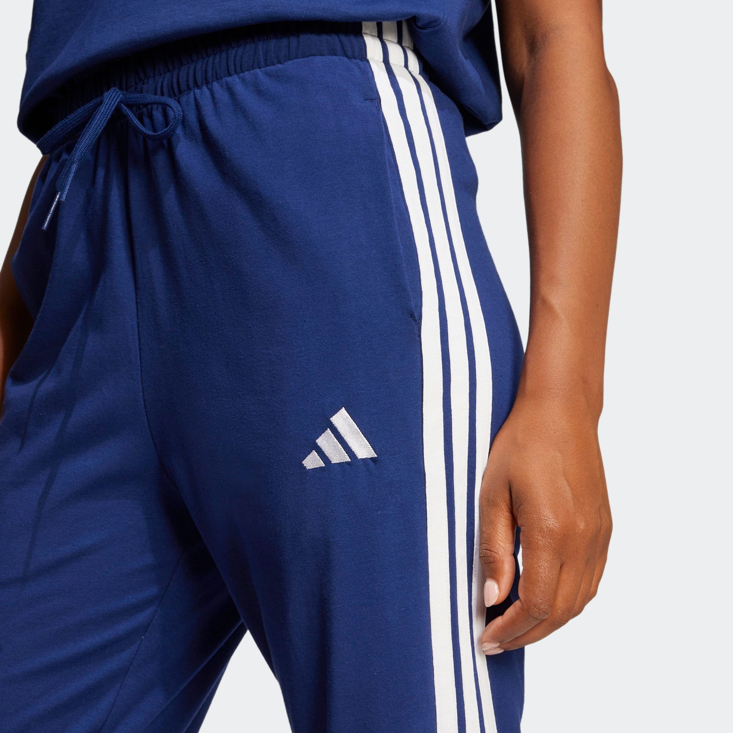 adidas Sportswear Sporthose »W 3S SJ JOGGER«, (1 tlg.), Lässig geschnitten, hoher Bund, schmal zulaufende Beinform