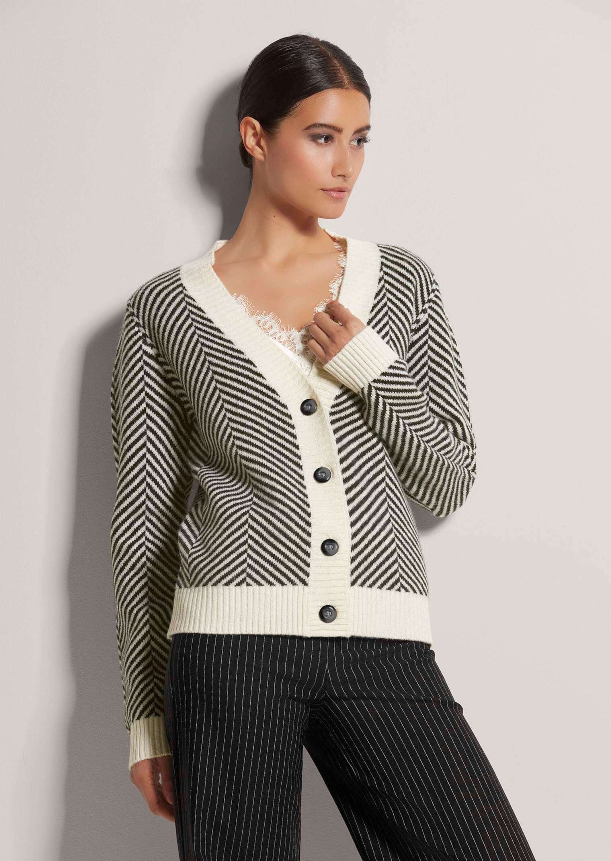 MADELEINE Strickjacke »Strickjacke Cardigan aus Schurwolle mit V-Ausschnitt«