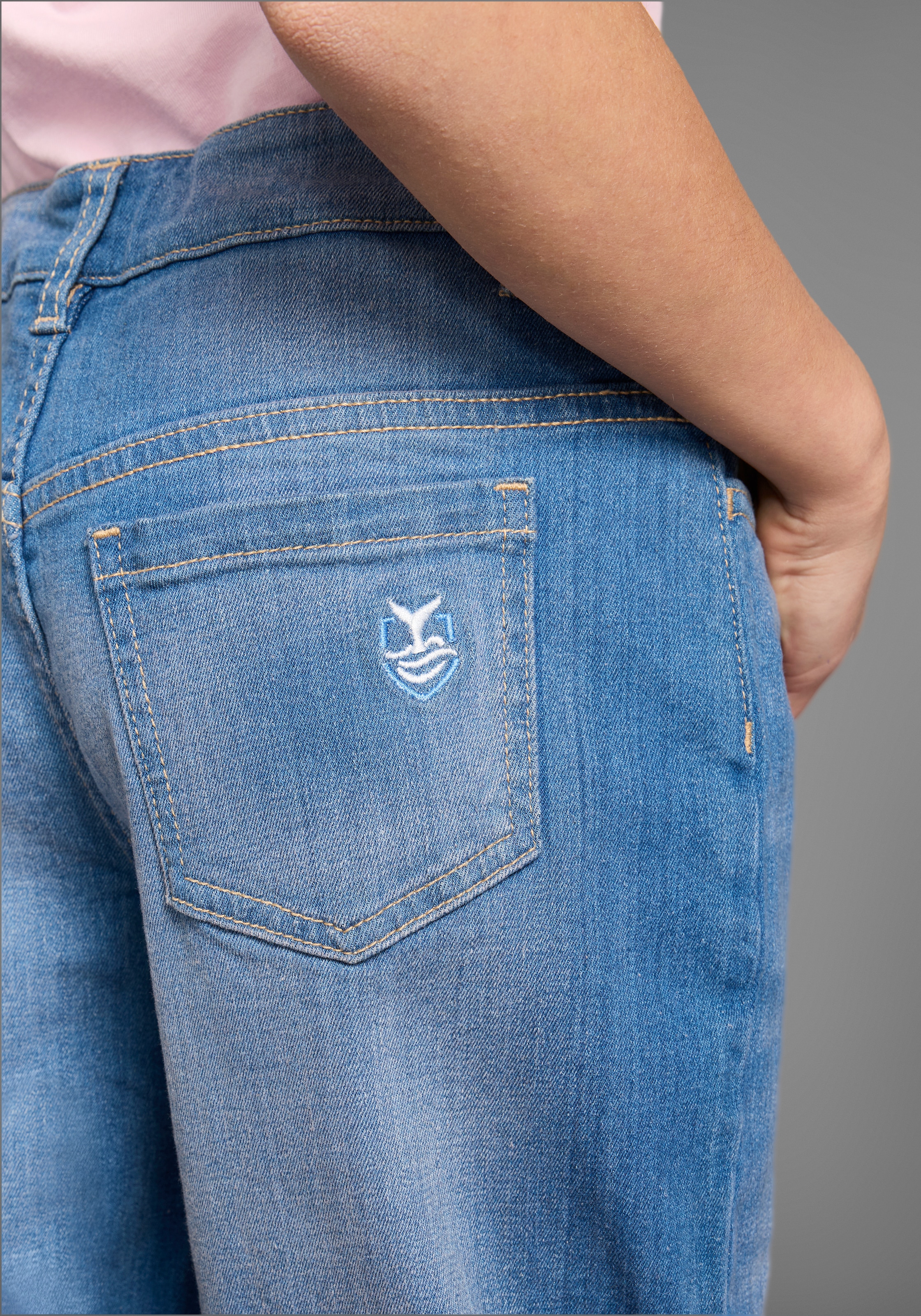 KIDSWORLD Loose-fit-Jeans »Mädchenjeans in weiter Form«, Weite Jeans mit Logo-Stickerei