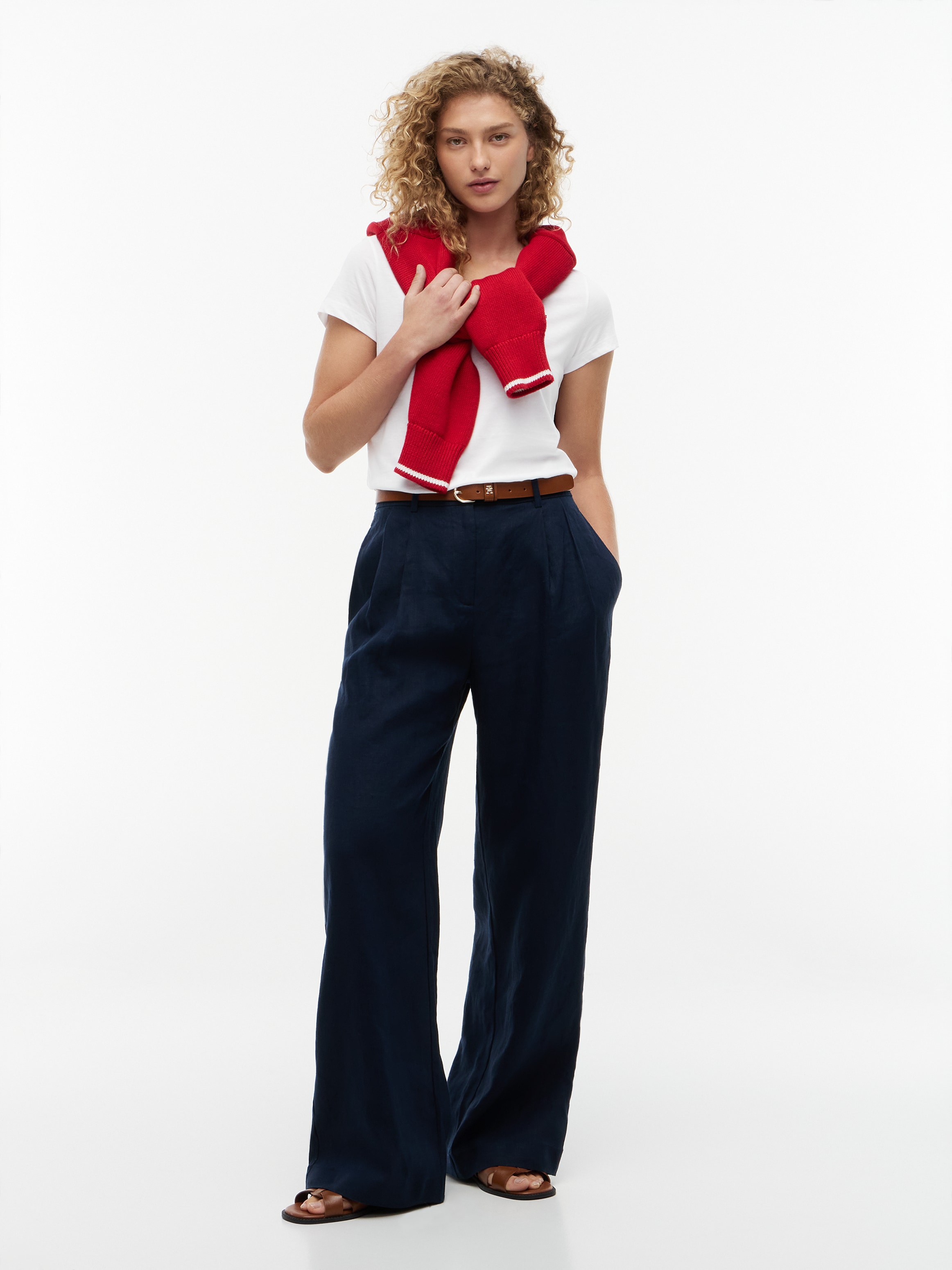 Tommy Hilfiger T-Shirt »HERITAGE V-NK TEE« mit  Tommy Hilfiger Logo-Flag auf der Brust