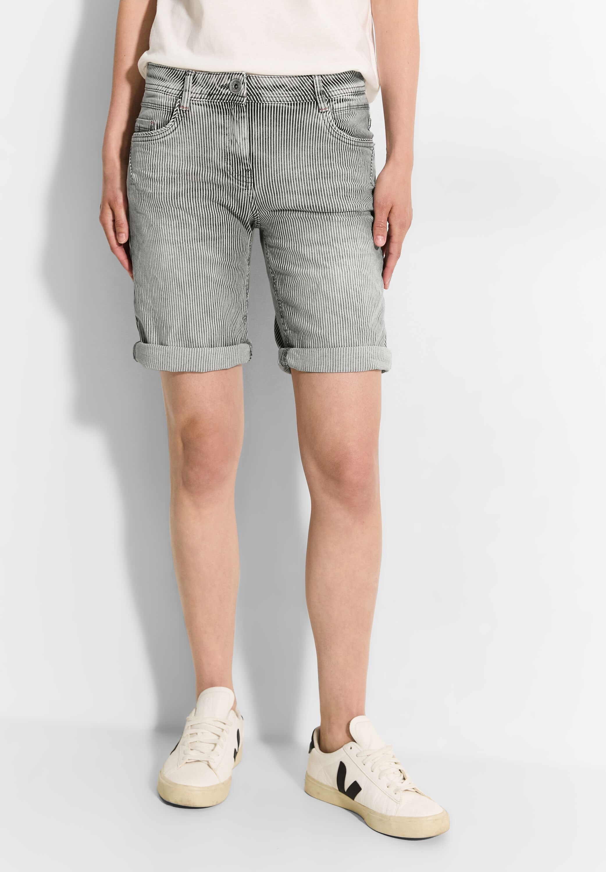 Shorts, mit feinen Streifen