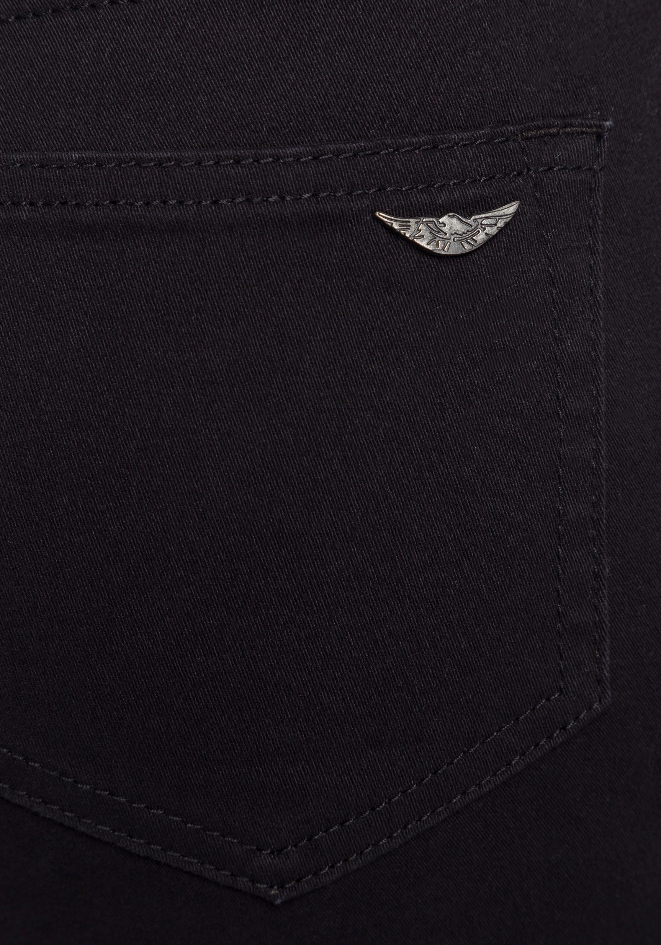 Arizona Caprijeans »mit Schlitz am Saum«, schmale Passform, mit stylischen Nieten, hohe Taille