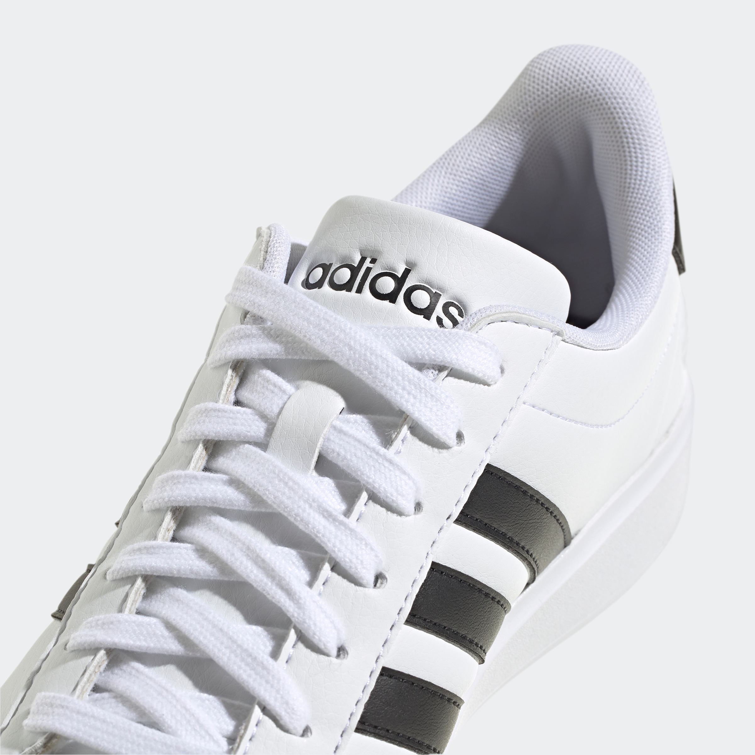 adidas Sportswear Sneaker »GRAND COURT CLOUDFOAM LIFESTYLE COURT COMFORT«, Design auf den Spuren des adidas Superstar