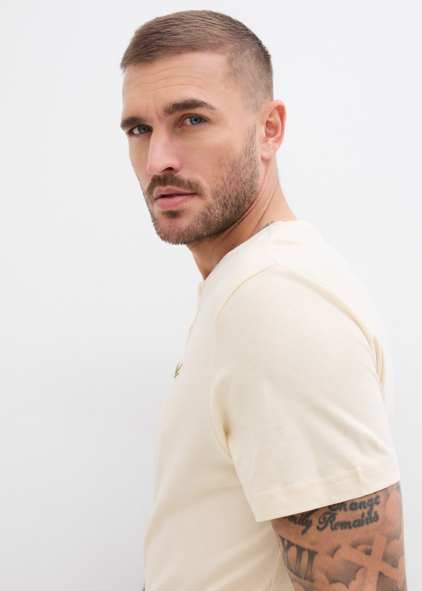 bonprix Henleyshirt Packung, 3 Regular Fit, mit Bruststickerei