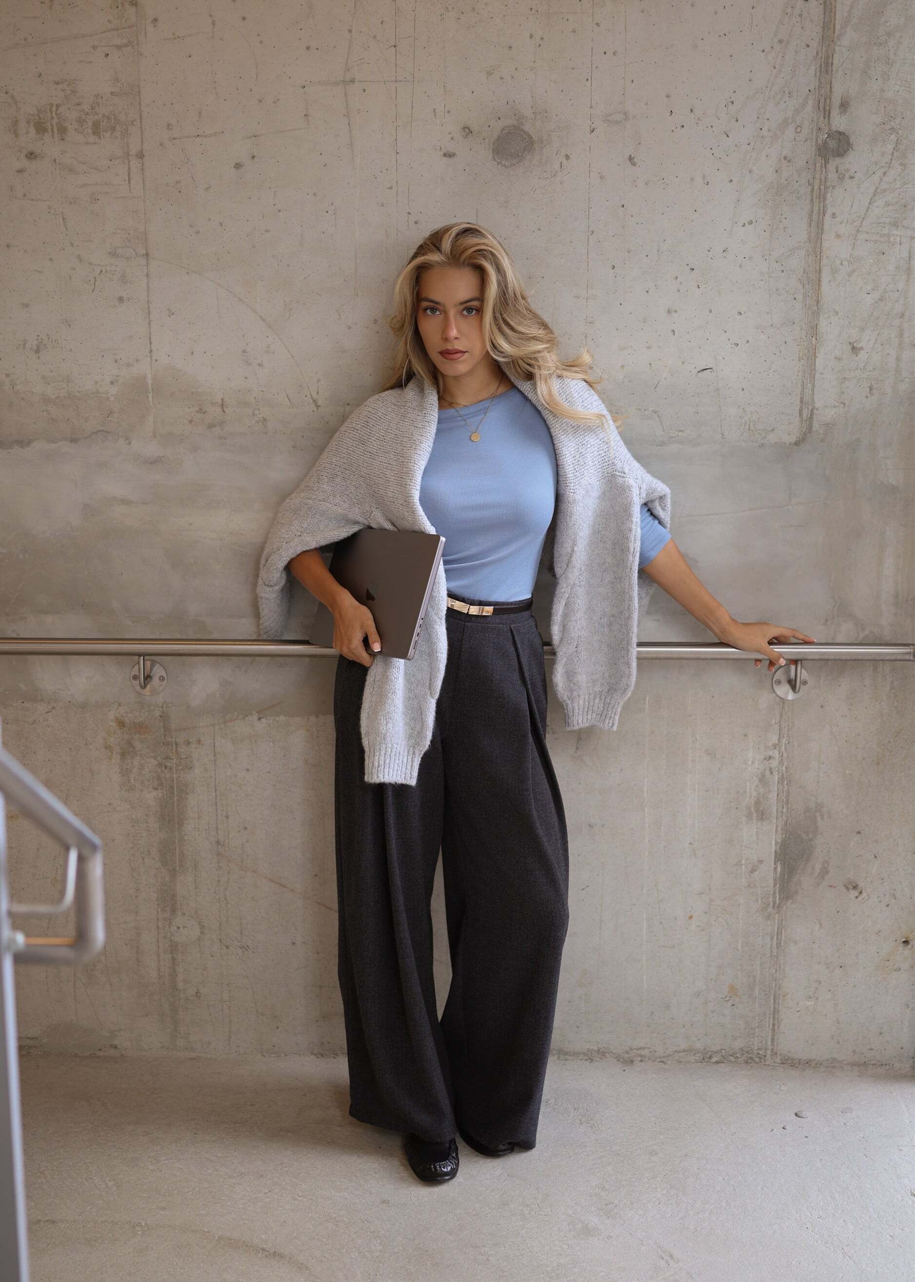 SASSYCLASSY Cardigan »Grob gestrickter Cardigan mit Zopfmuster« Locker geschnittener Cardigan in Grau